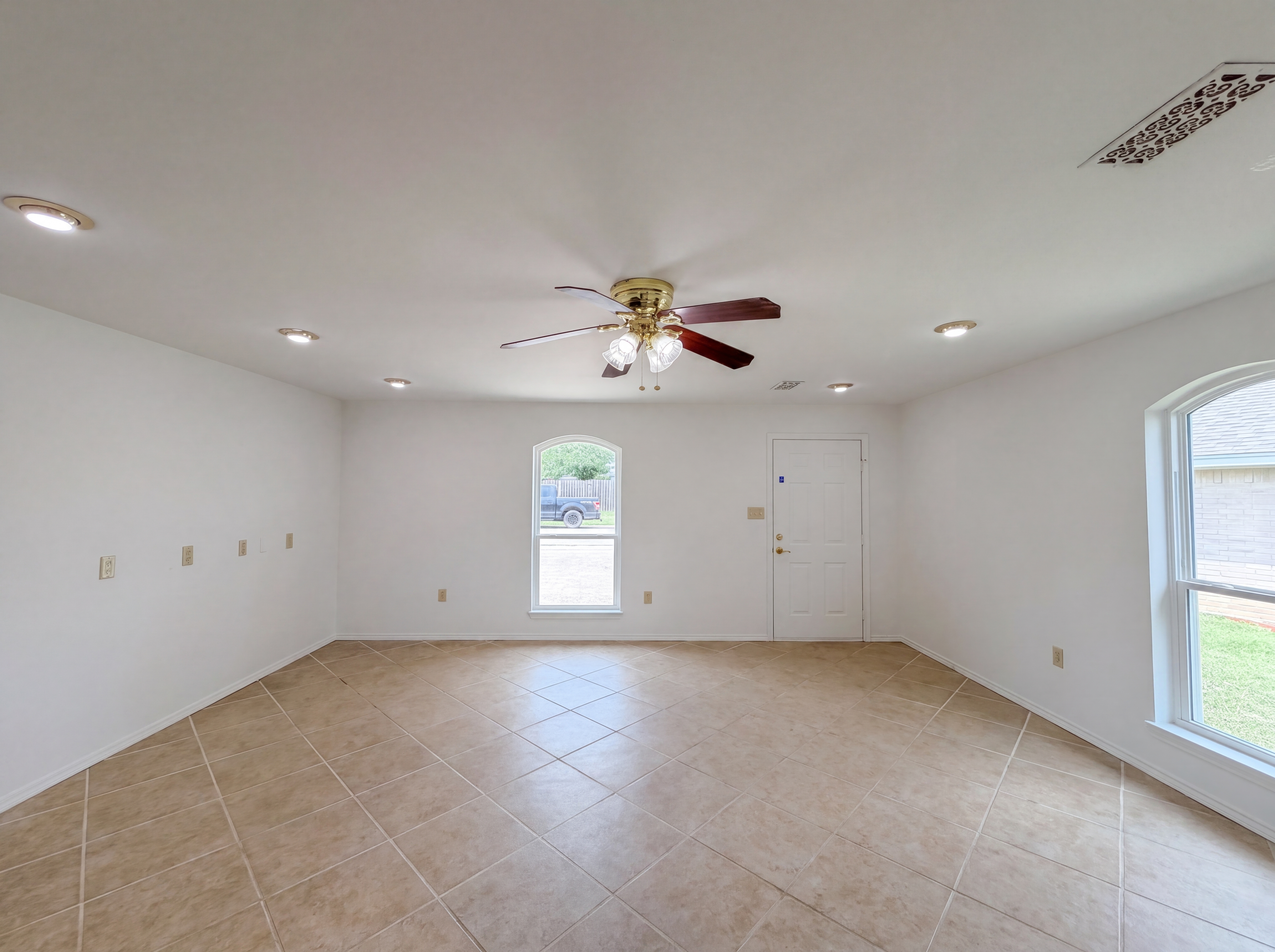 Photo 8 of 22 of 4700 Maryannes Meadow Dr, Fort Worth, TX