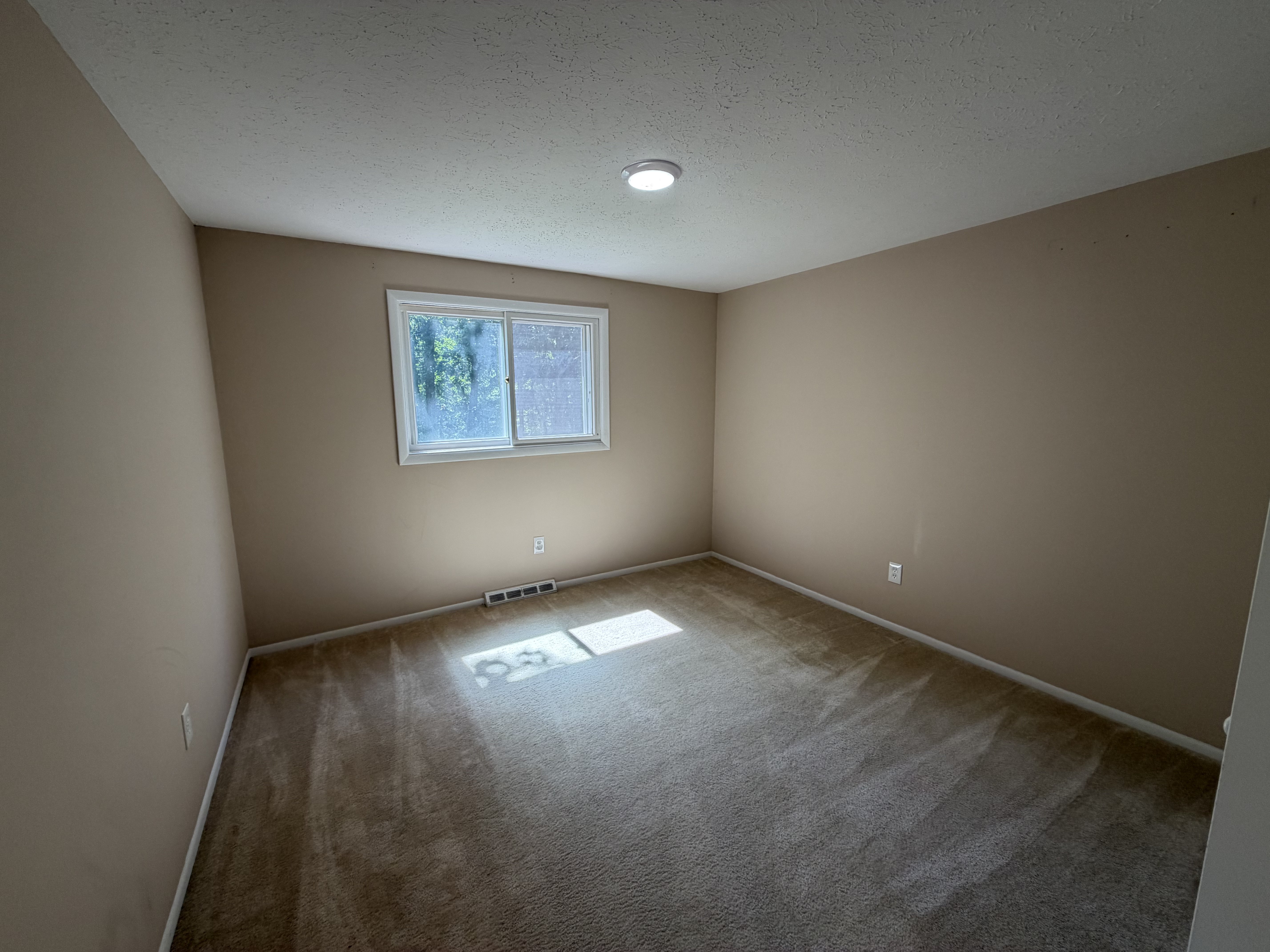 Photo 12 of 26 of 33170 Ledge Hill Dr, Solon, OH