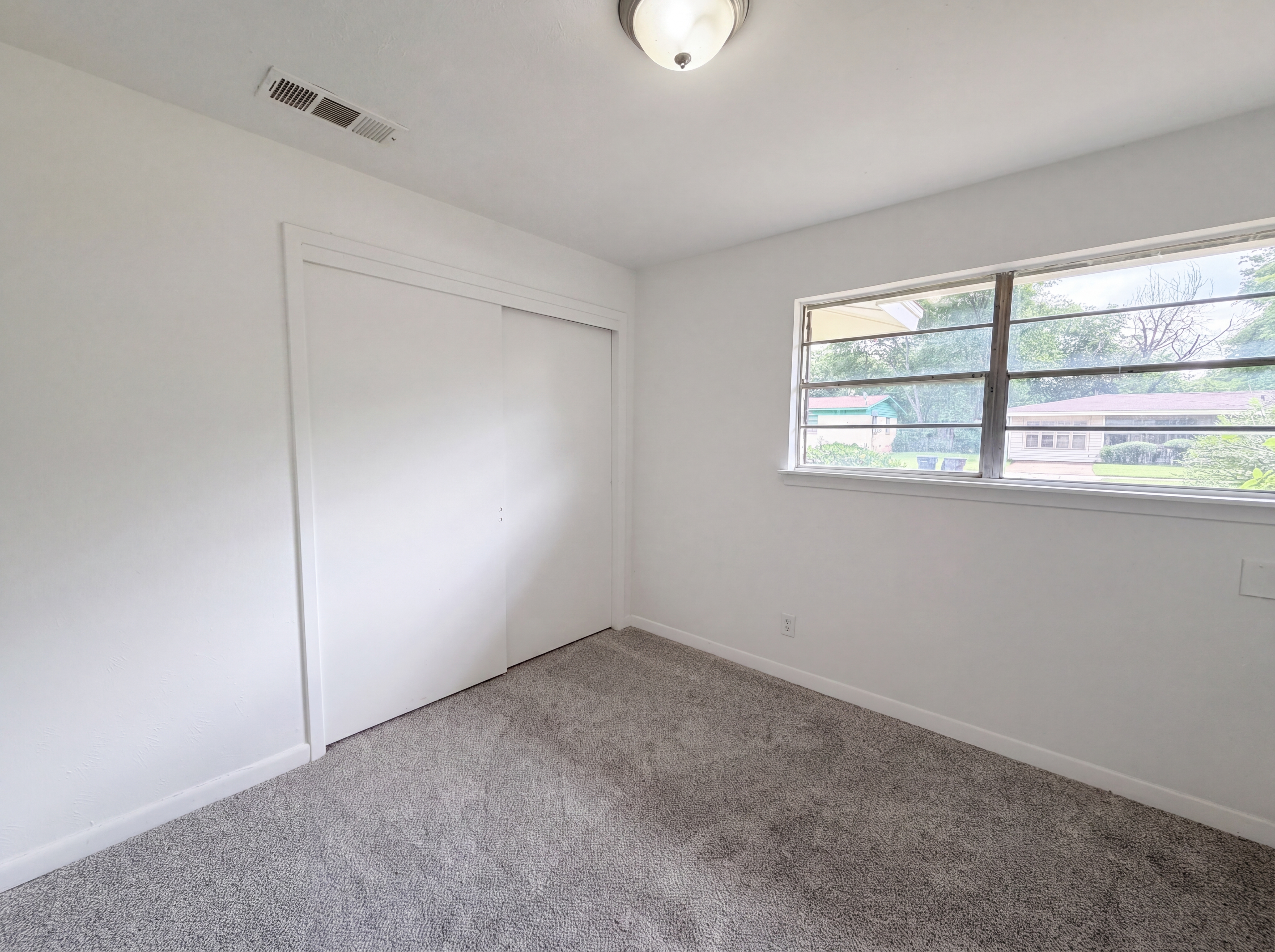 Photo 4 of 16 of 5412 Conroy St, Fort Worth, TX