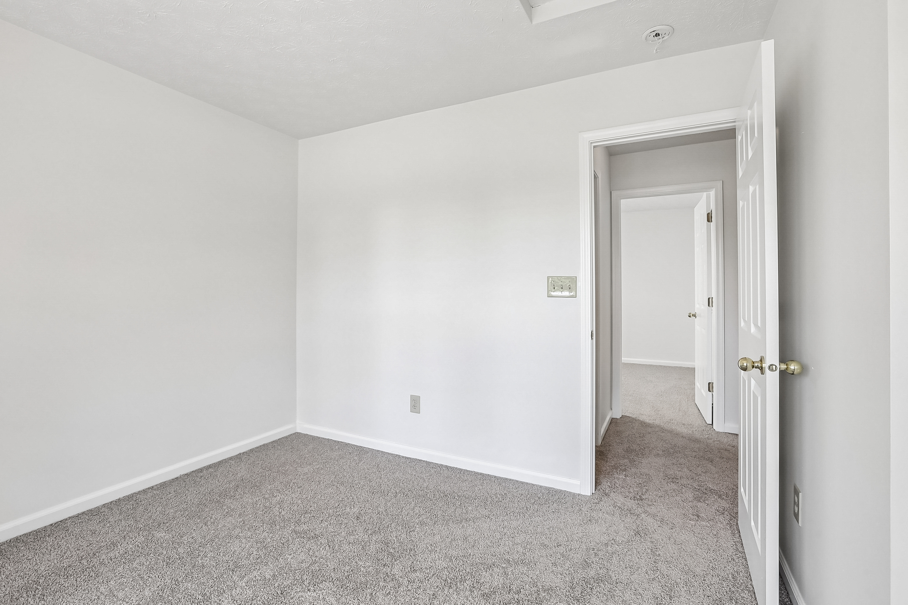 Photo 18 of 26 of 2045 Sotheby Ln, Indianapolis, IN