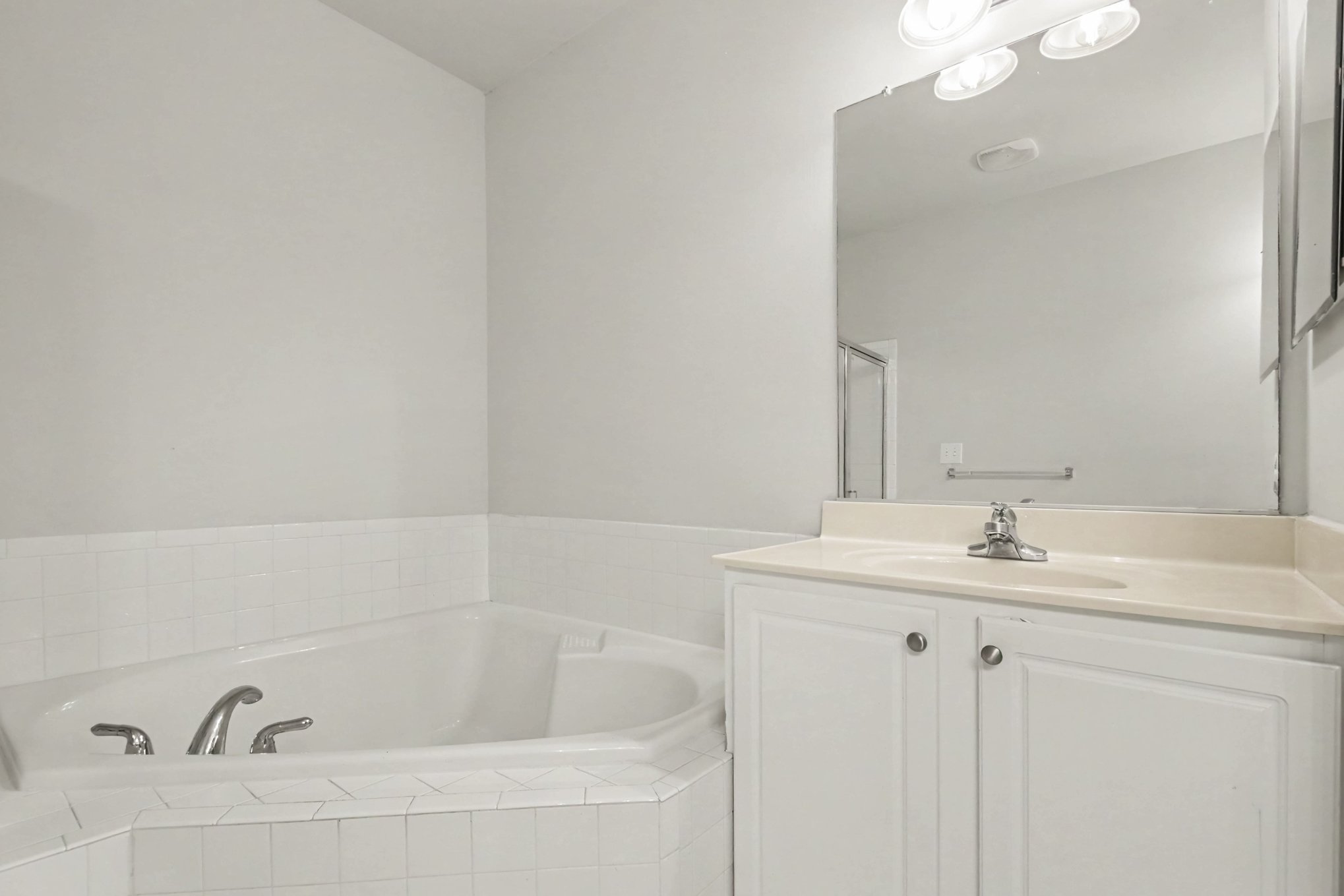 Photo 8 of 19 of 16759 Shingle Oak Dr, Woodbridge, VA