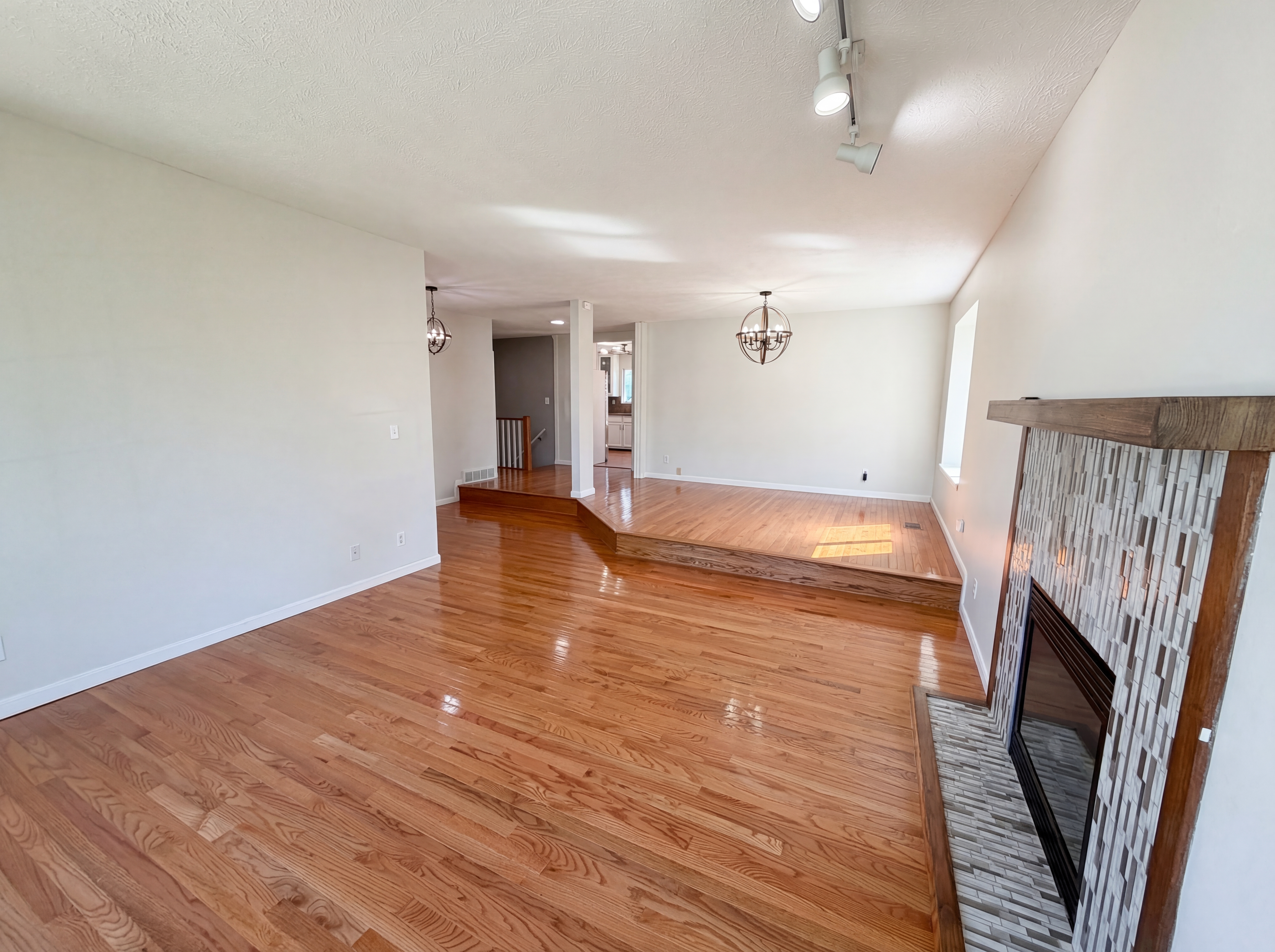 Photo 3 of 31 of 7049 Woodland Ave, Chagrin Falls, OH