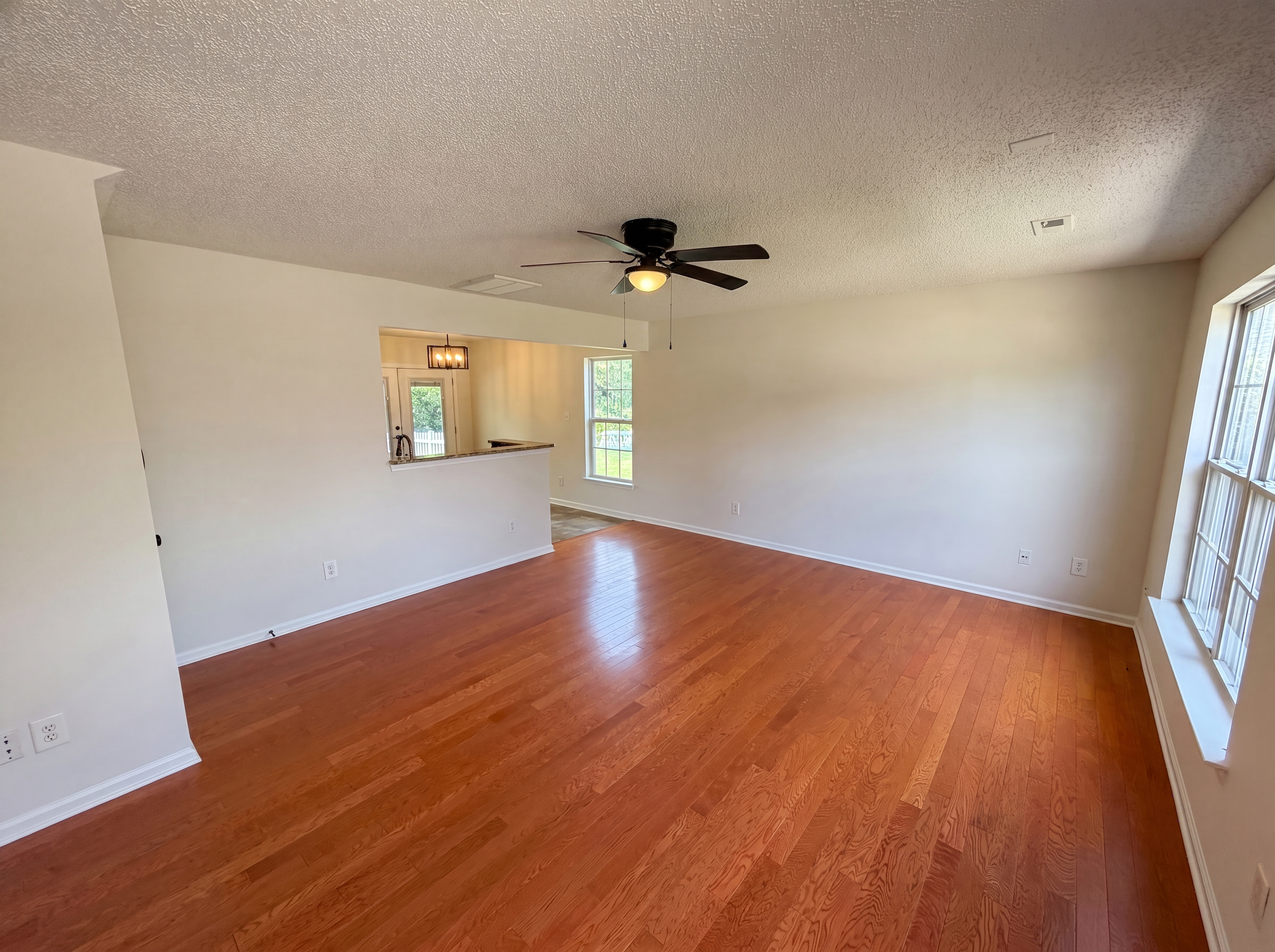Photo 6 of 21 of 6121 Linda Vista Ln, Charlotte, NC