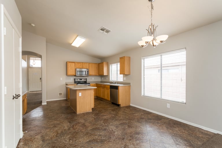 Photo 8 of 21 - 5780 W Freeway Ln, Glendale, AZ 85302
