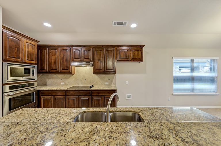 Photo 7 of 31 - 221 Happy Ln, Red Oak, TX 75154