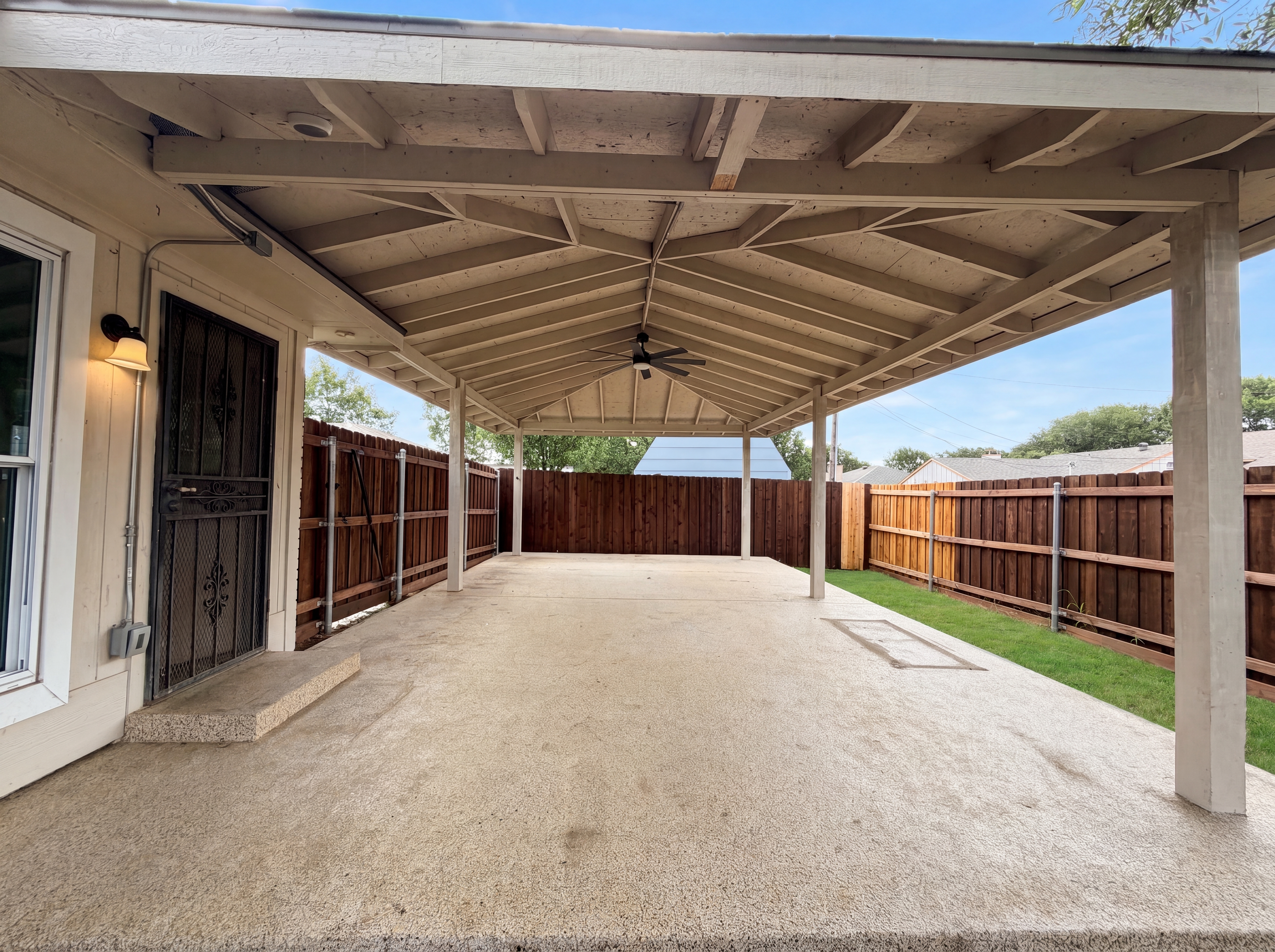 Photo 17 of 18 of 10304 Pondwood Dr, Dallas, TX