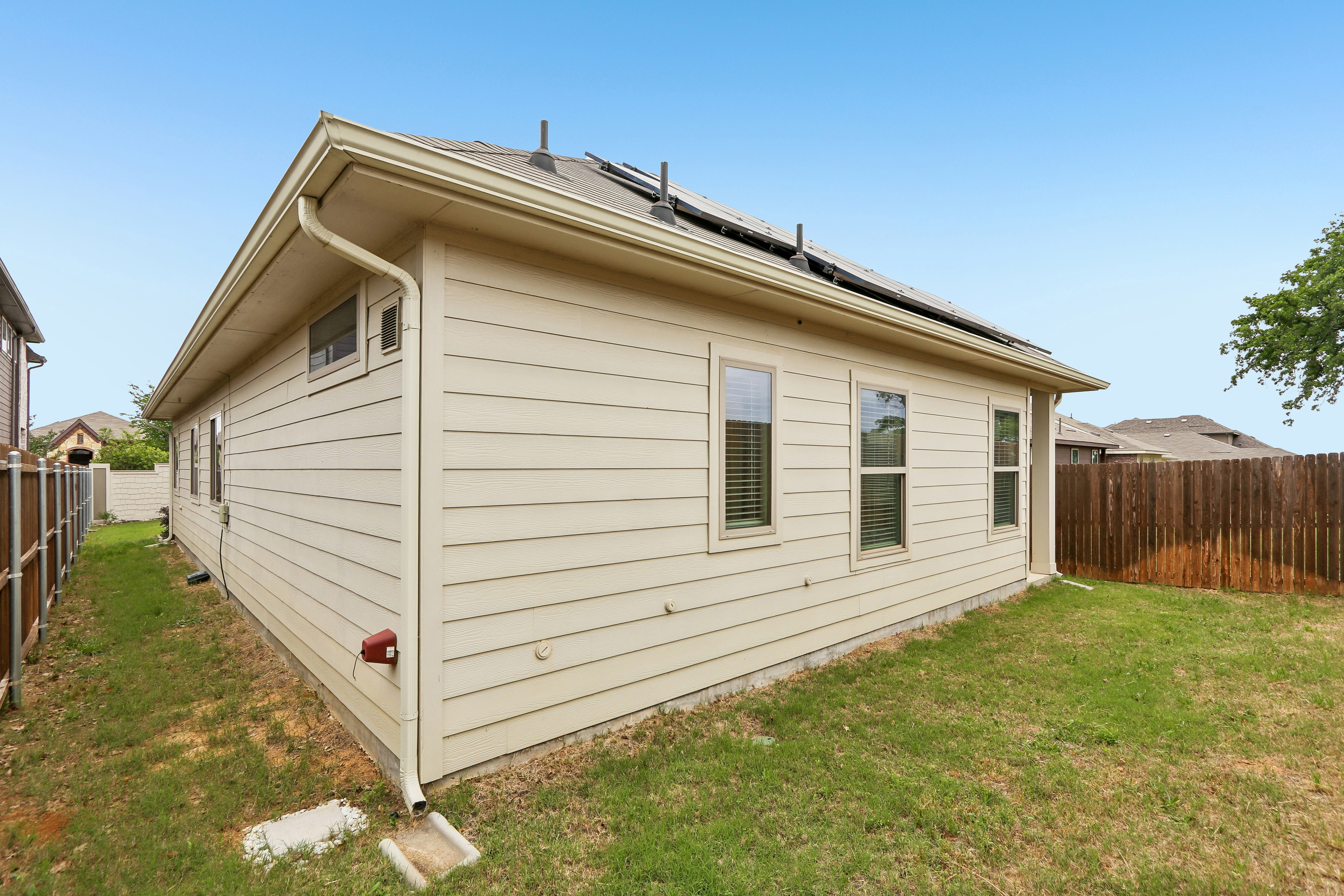 Photo 9 of 42 of 568 Val Verde St, Aubrey, TX