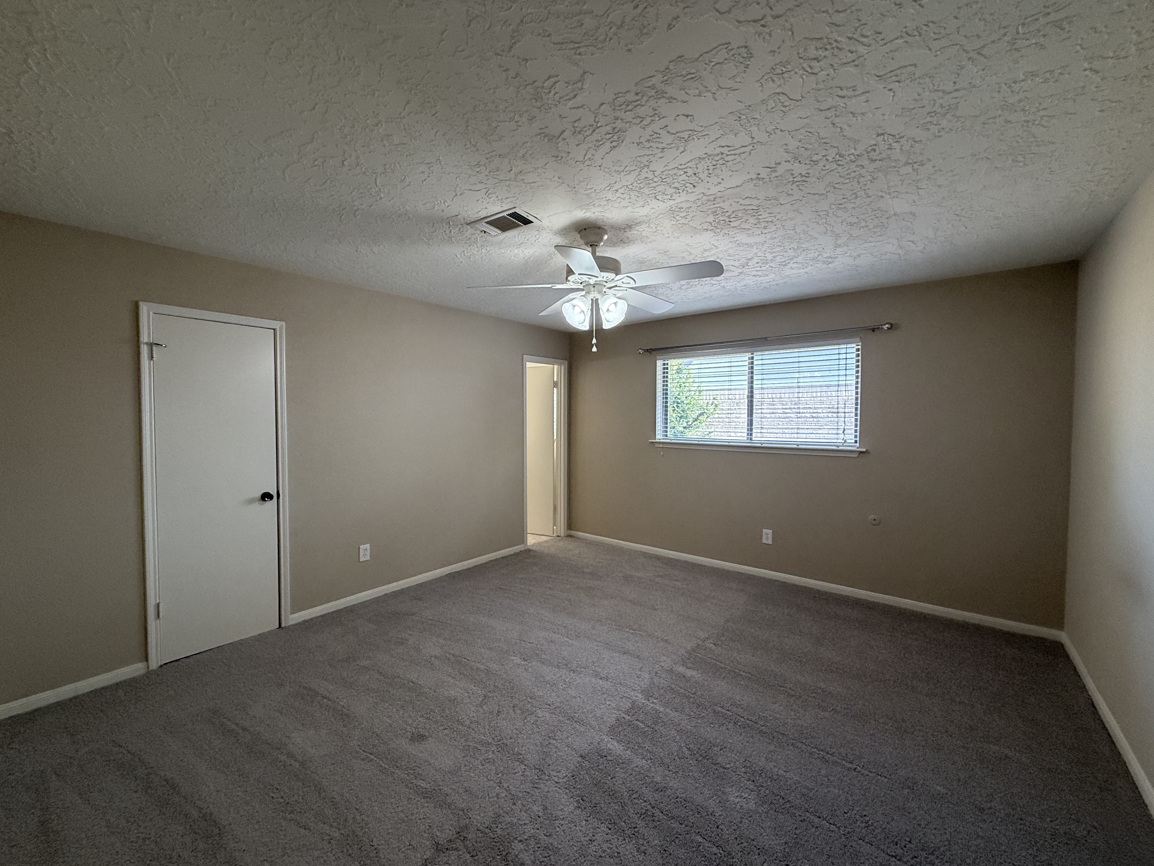 Photo 14 of 29 of 11819 Amblewood Dr, Meadows Place, TX