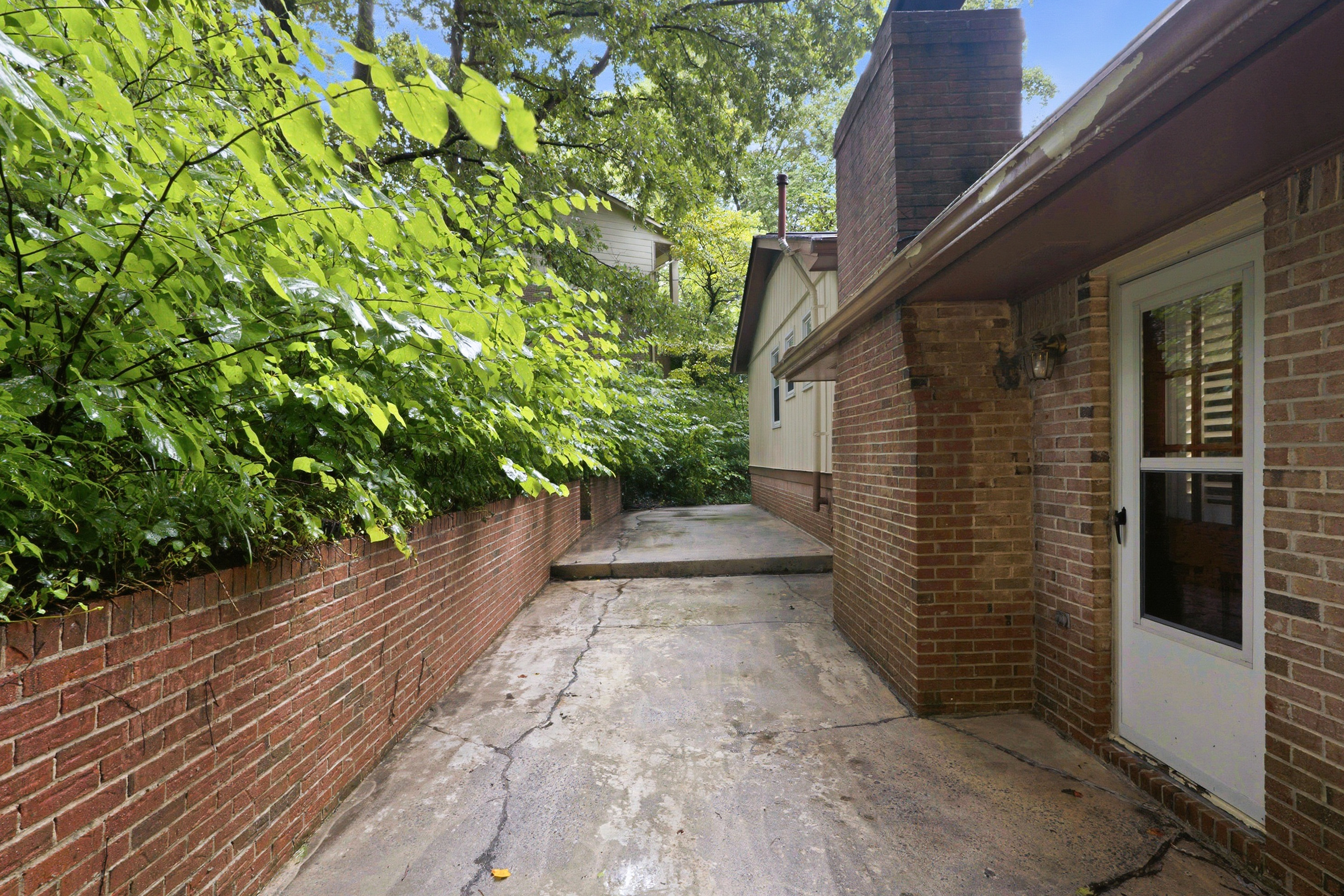 Photo 5 of 29 of 3969 Briaridge Cir, Atlanta, GA