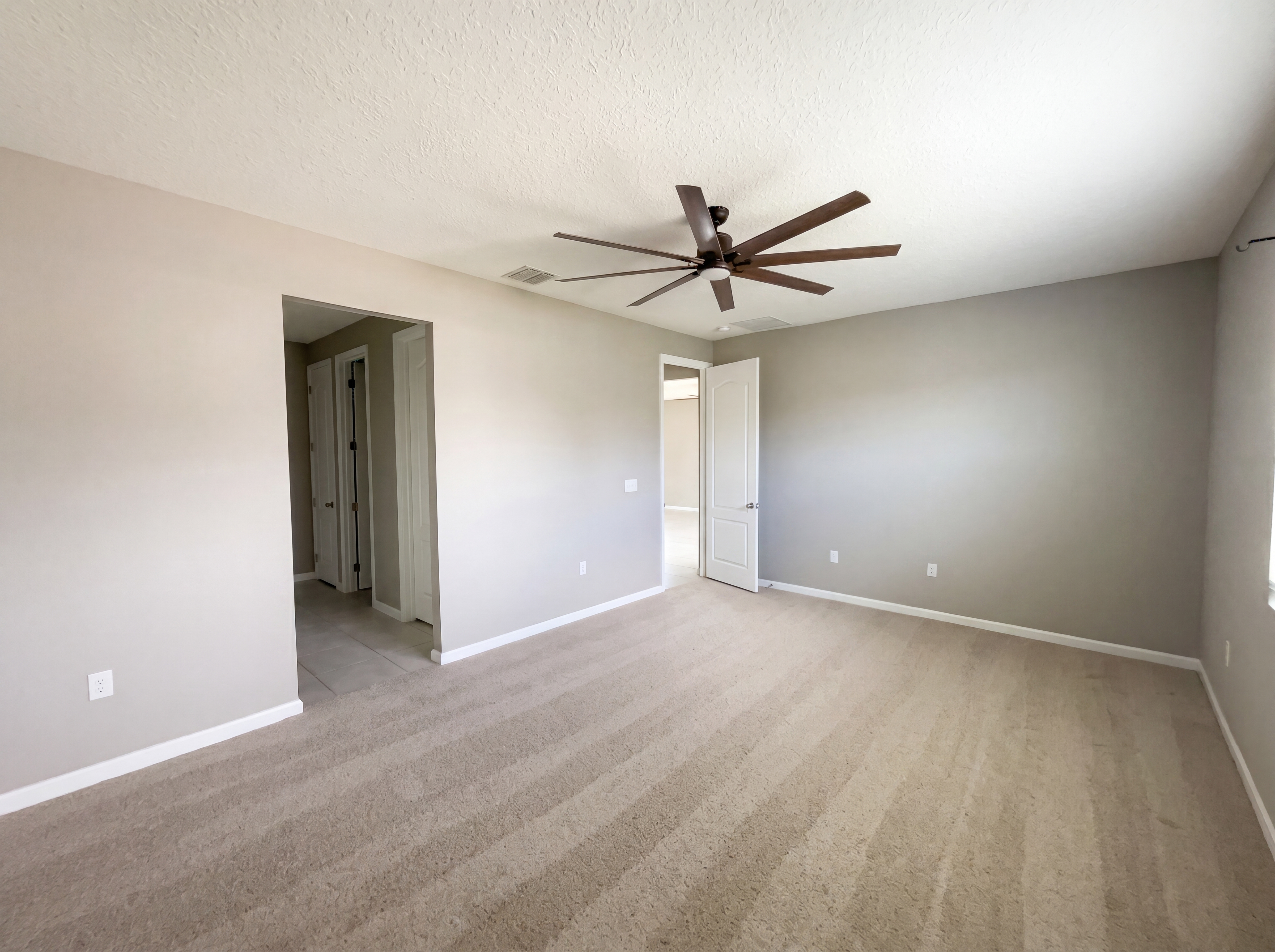 Photo 4 of 29 of 2526 W End Dr, Saint Cloud, FL