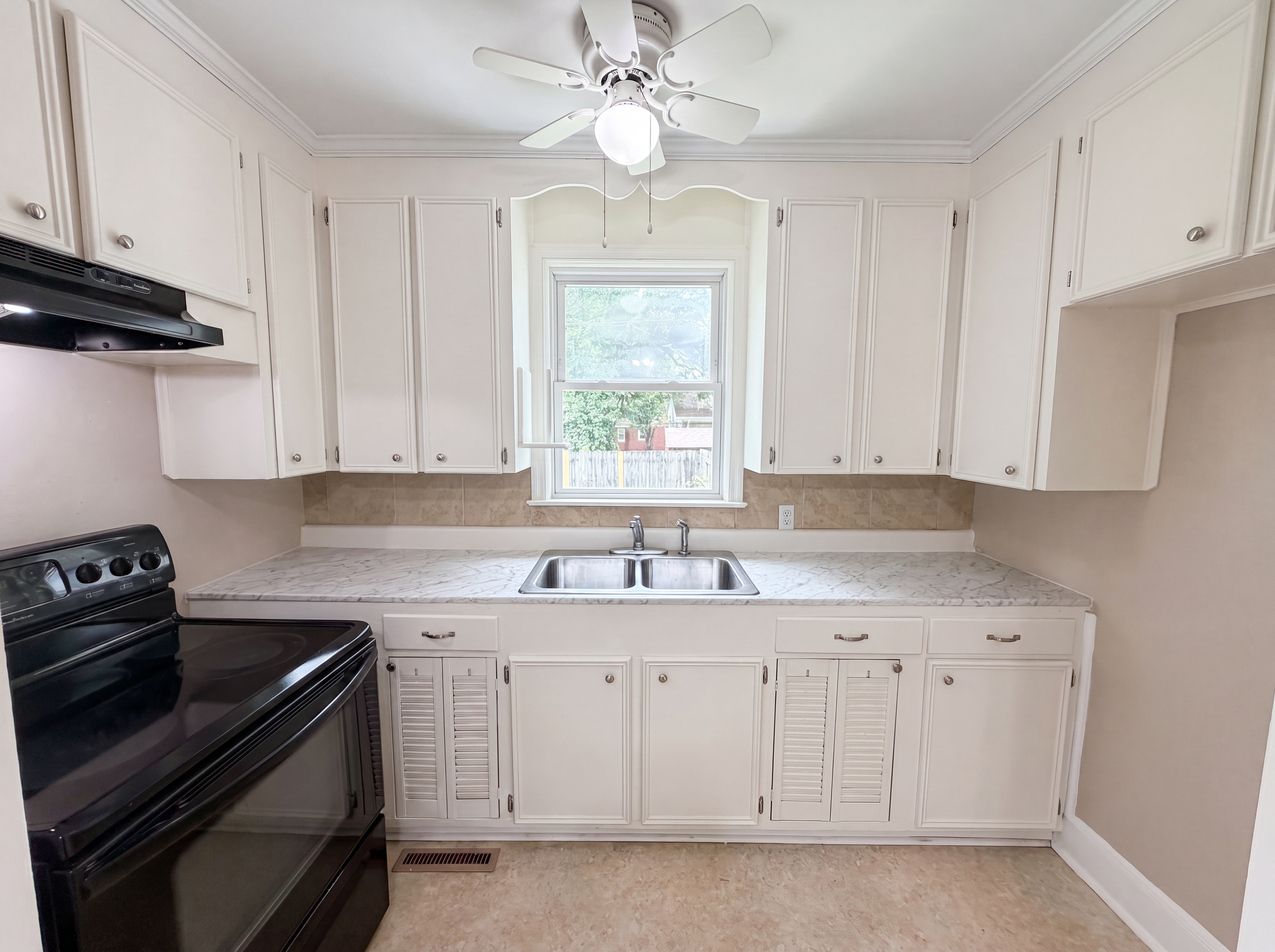 Photo 2 of 23 of 1558 Hazelwood Rd, Columbia, SC