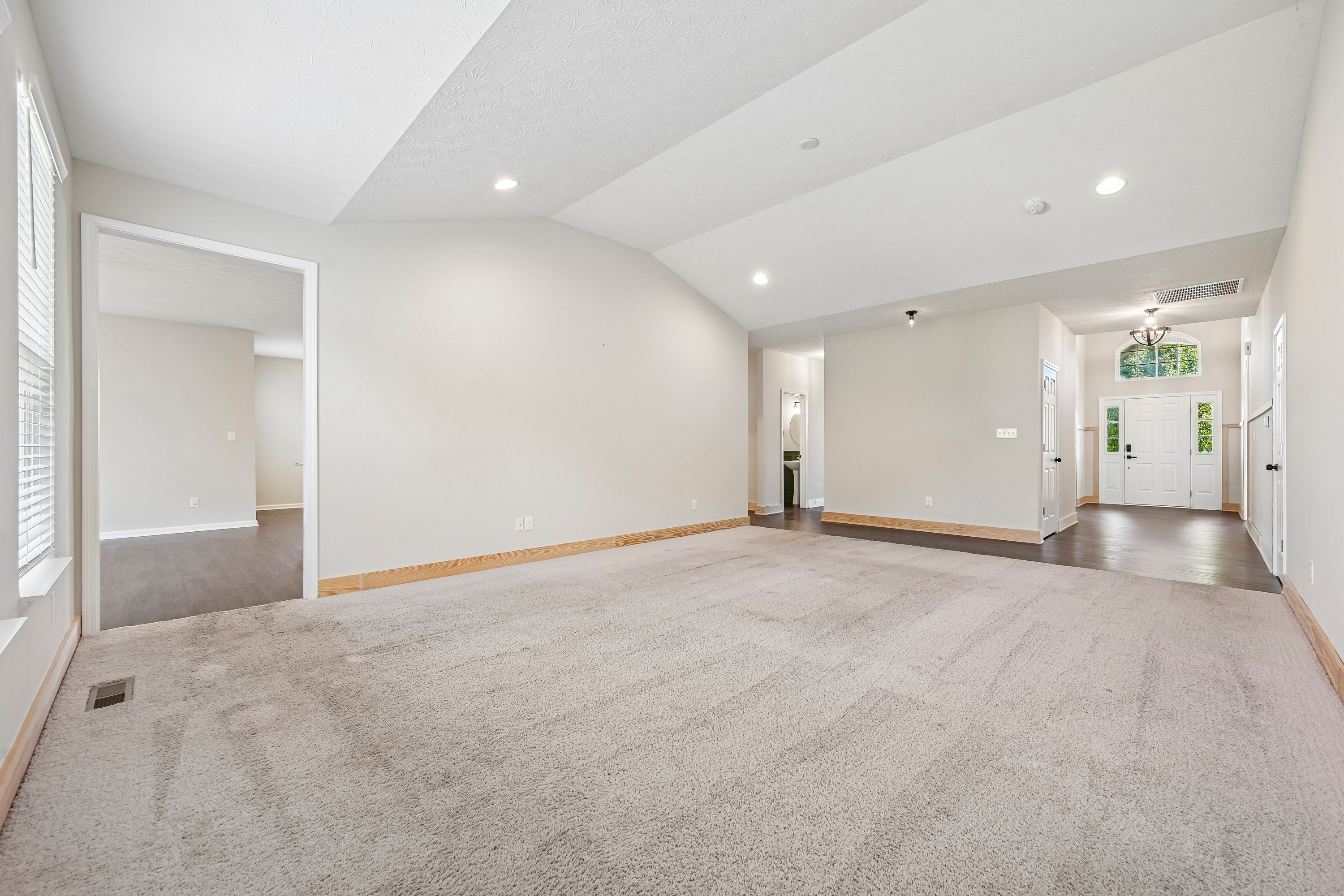 Photo 15 of 44 of 21323 Wharfdale Dr, Noblesville, IN