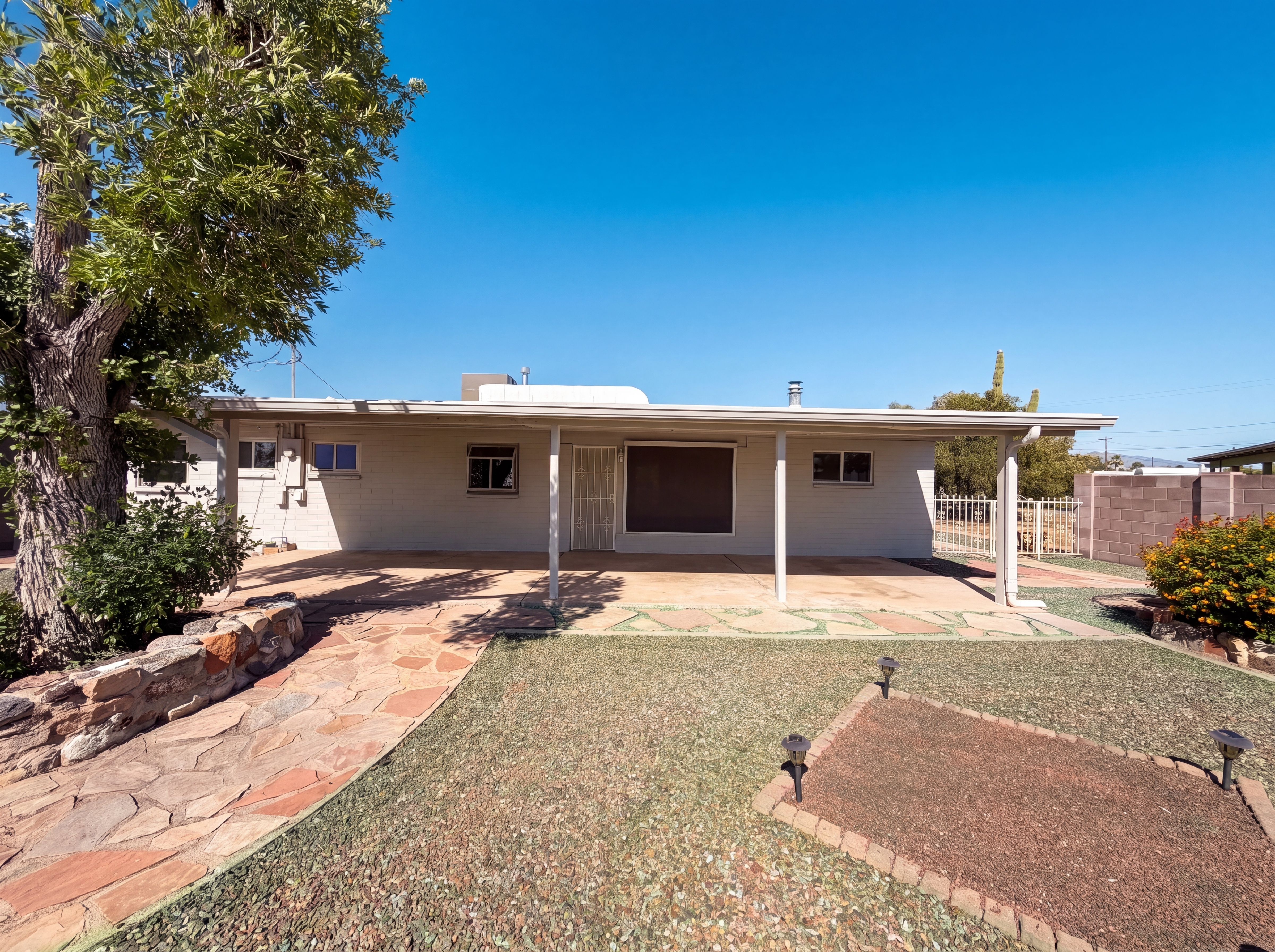 Photo 5 of 25 of 650 S Kenyon Dr, Tucson, AZ