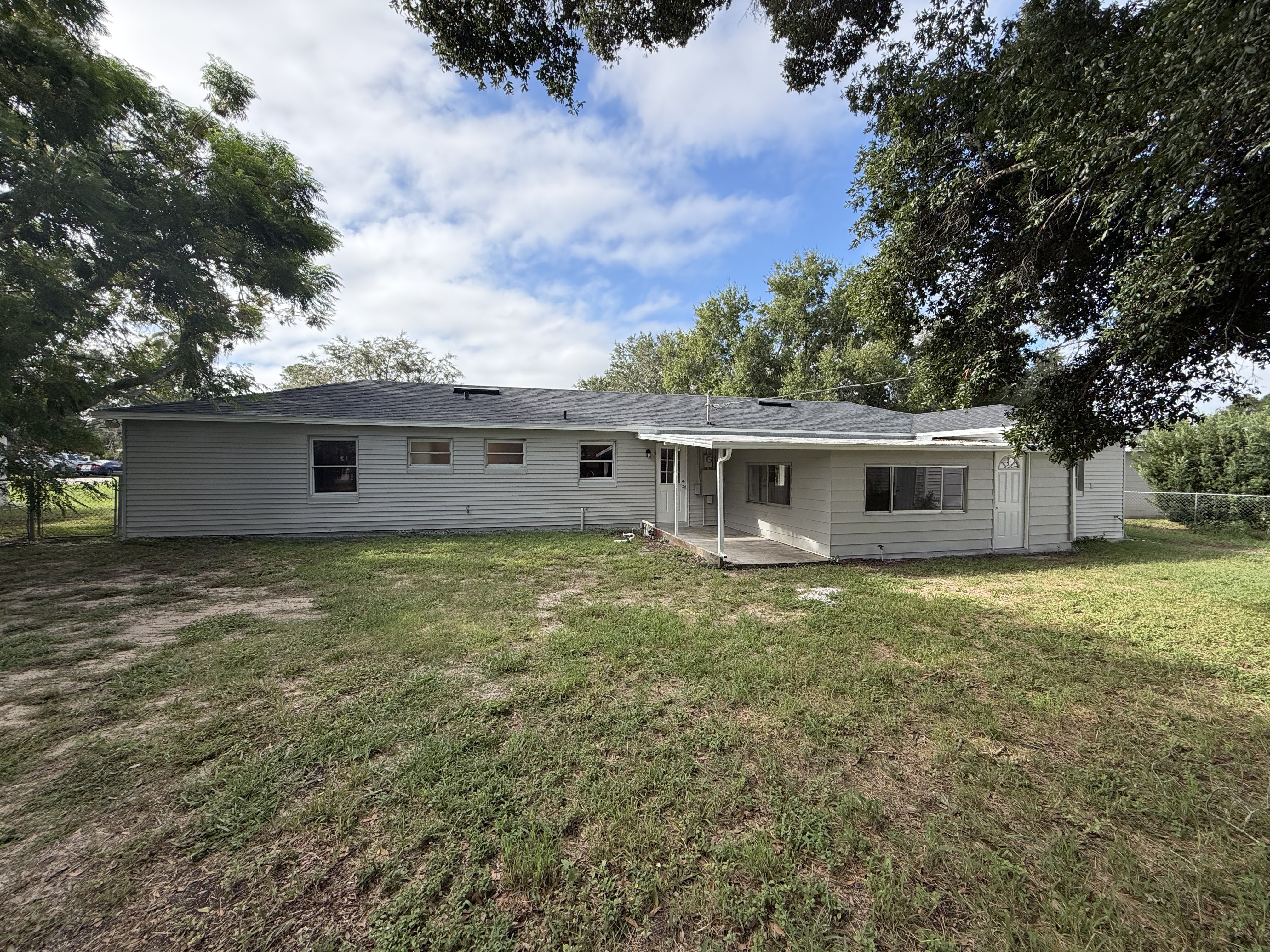 Photo 5 of 24 of 411 W Seminole Ave, Eustis, FL