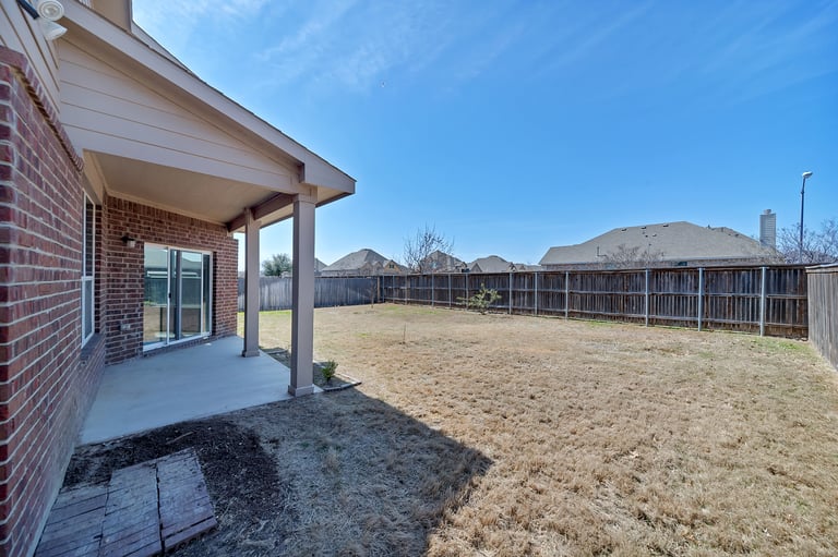 Photo 33 of 37 - 941 John Kennedy Dr, Saginaw, TX 76179