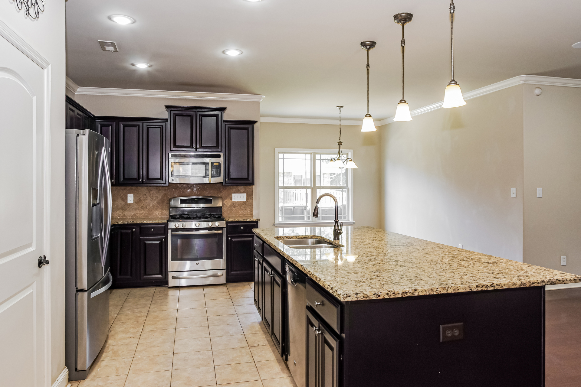 Photo 9 of 21 of 402 Mossyleaf Dr SW, Huntsville, AL