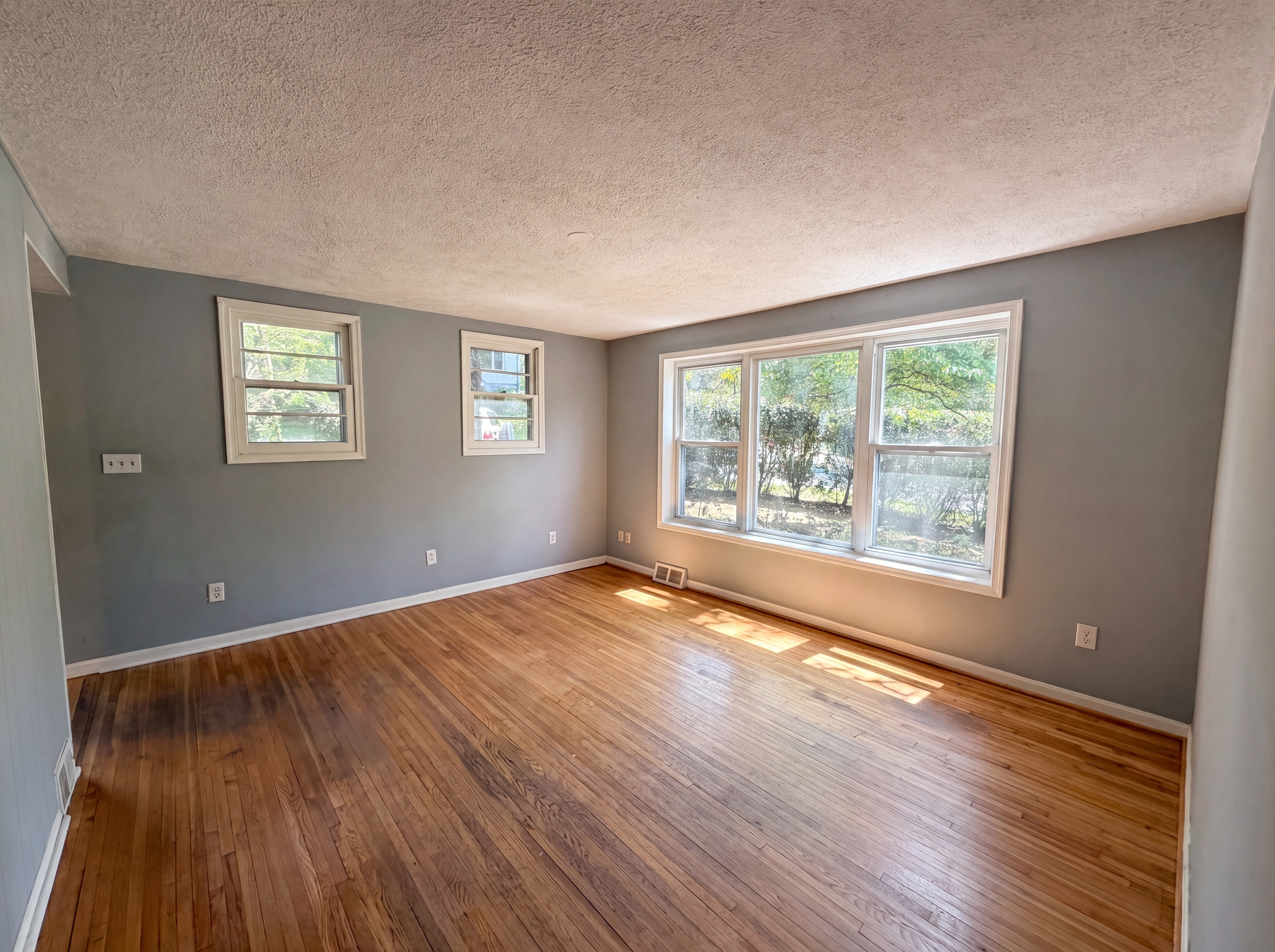 Photo 8 of 39 of 4027 Lawrence Ave, Kensington, MD