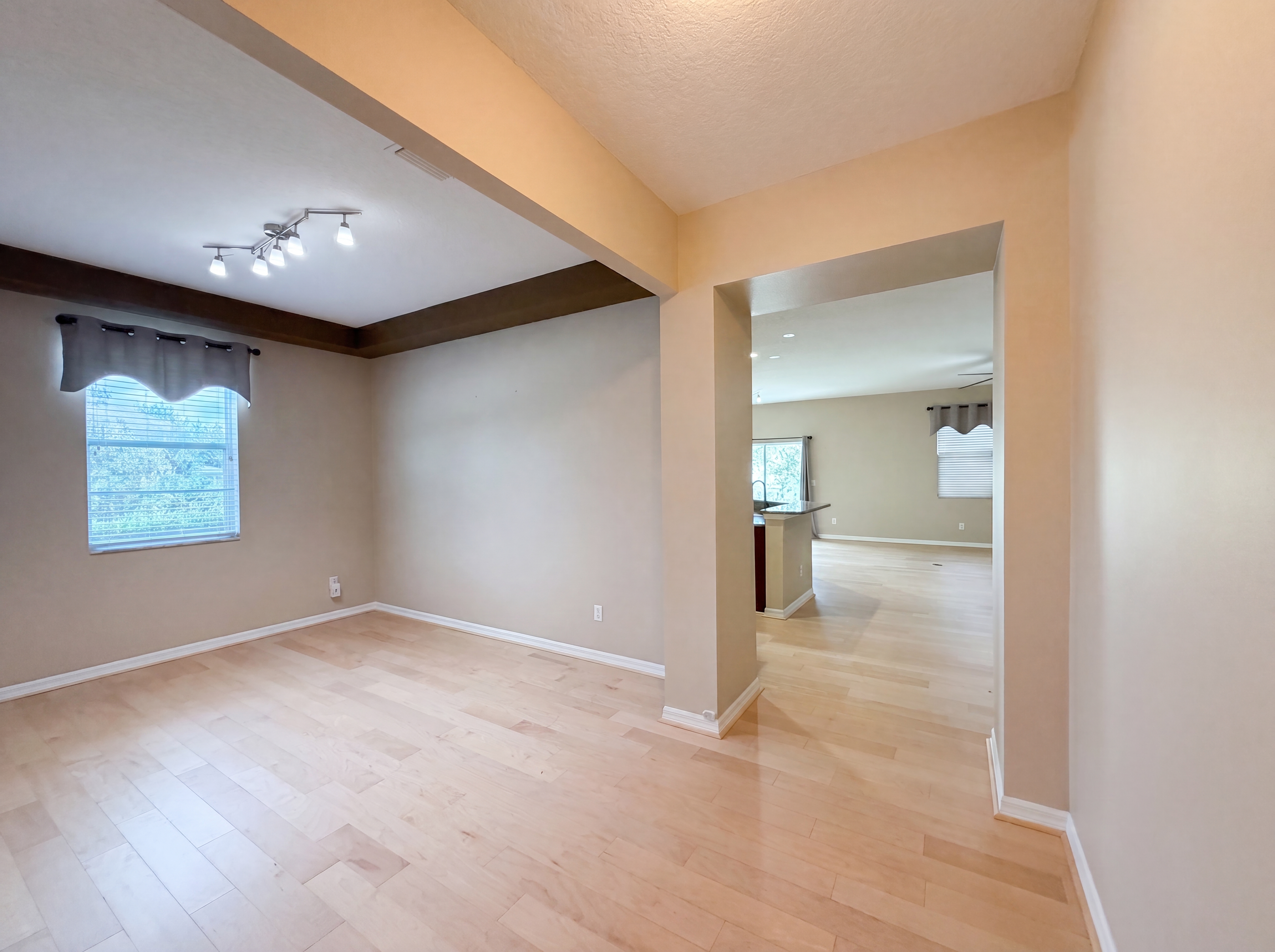 Photo 8 of 27 of 5605 Windsong Oak Dr, Leesburg, FL