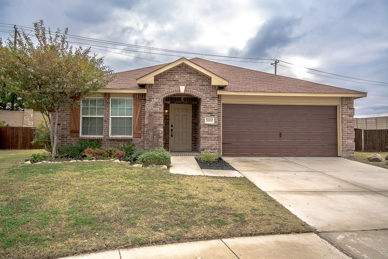 Photo 1 of 22 - 2000 Finch Cv, Aubrey, TX 76227