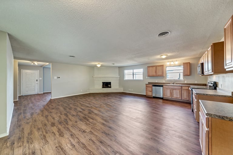 Photo 4 of 25 - 828 Livingston Dr, Hurst, TX 76053