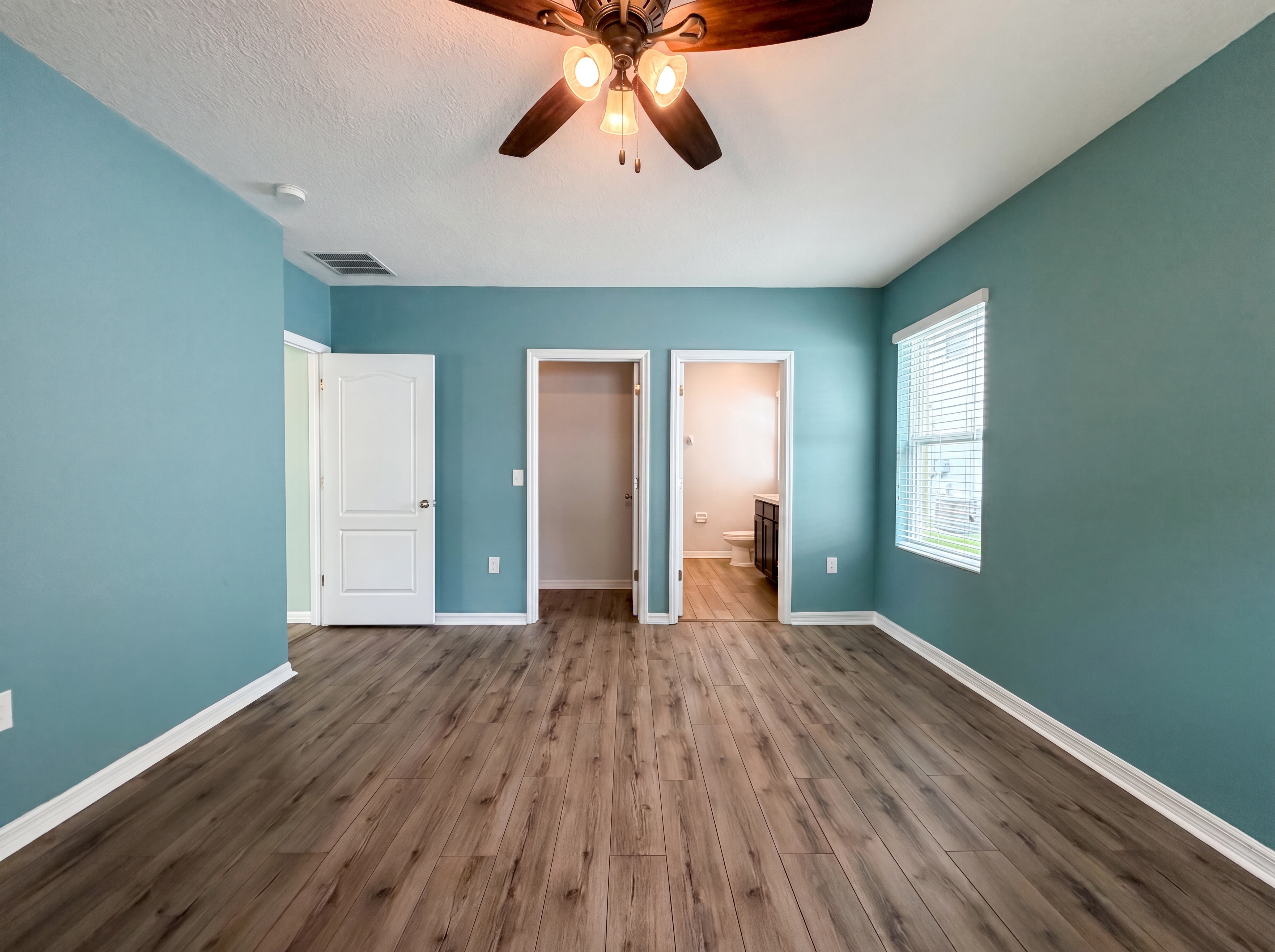 Photo 4 of 25 of 5805 71st St E, Palmetto, FL