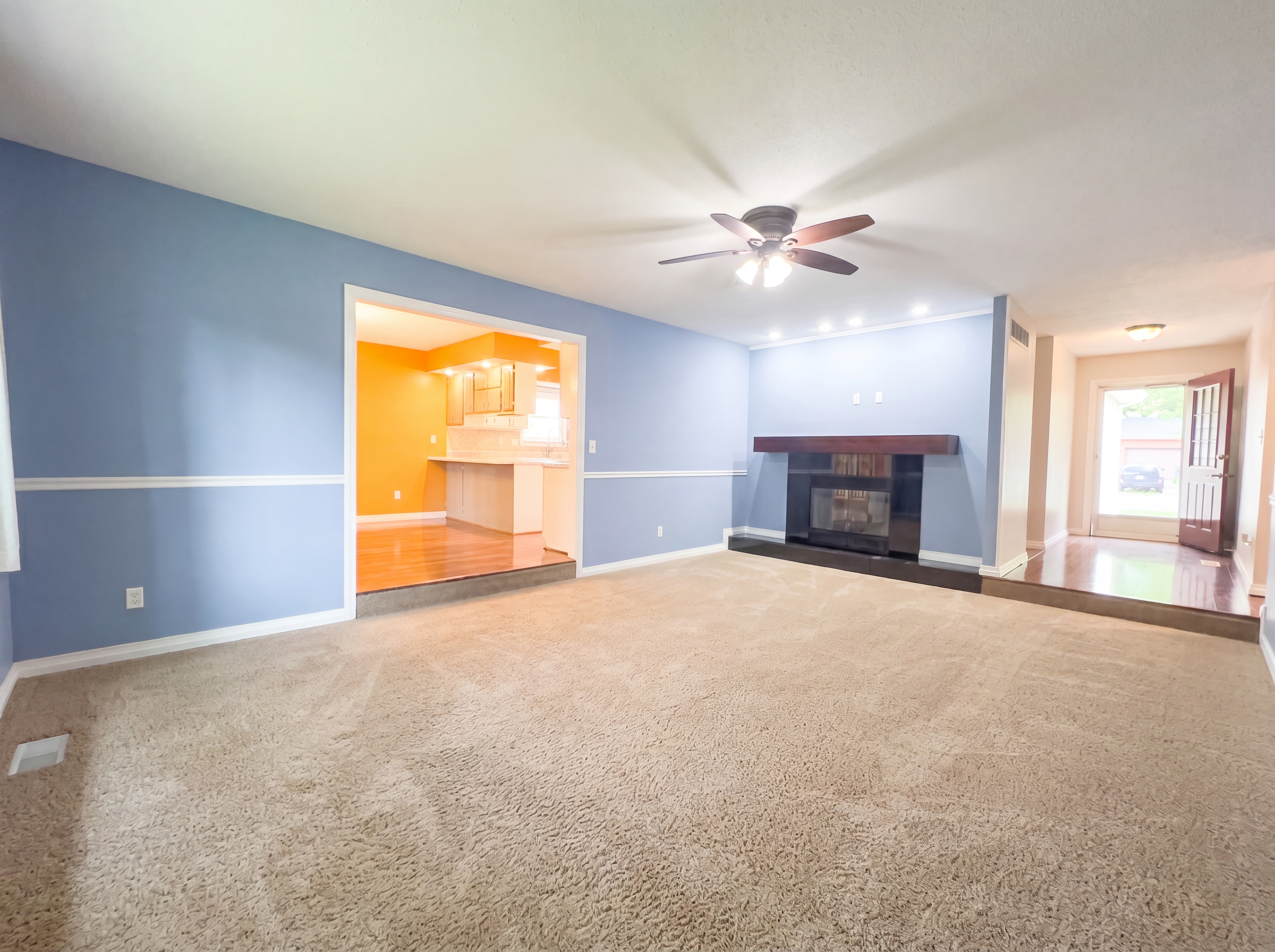 Photo 3 of 22 of 1901 Summit Dr, Urbana, IL