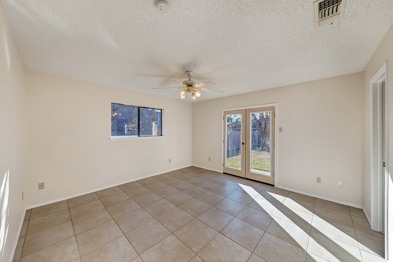 Photo 9 of 22 - 1931 Timberline Cir, Duncanville, TX 75137