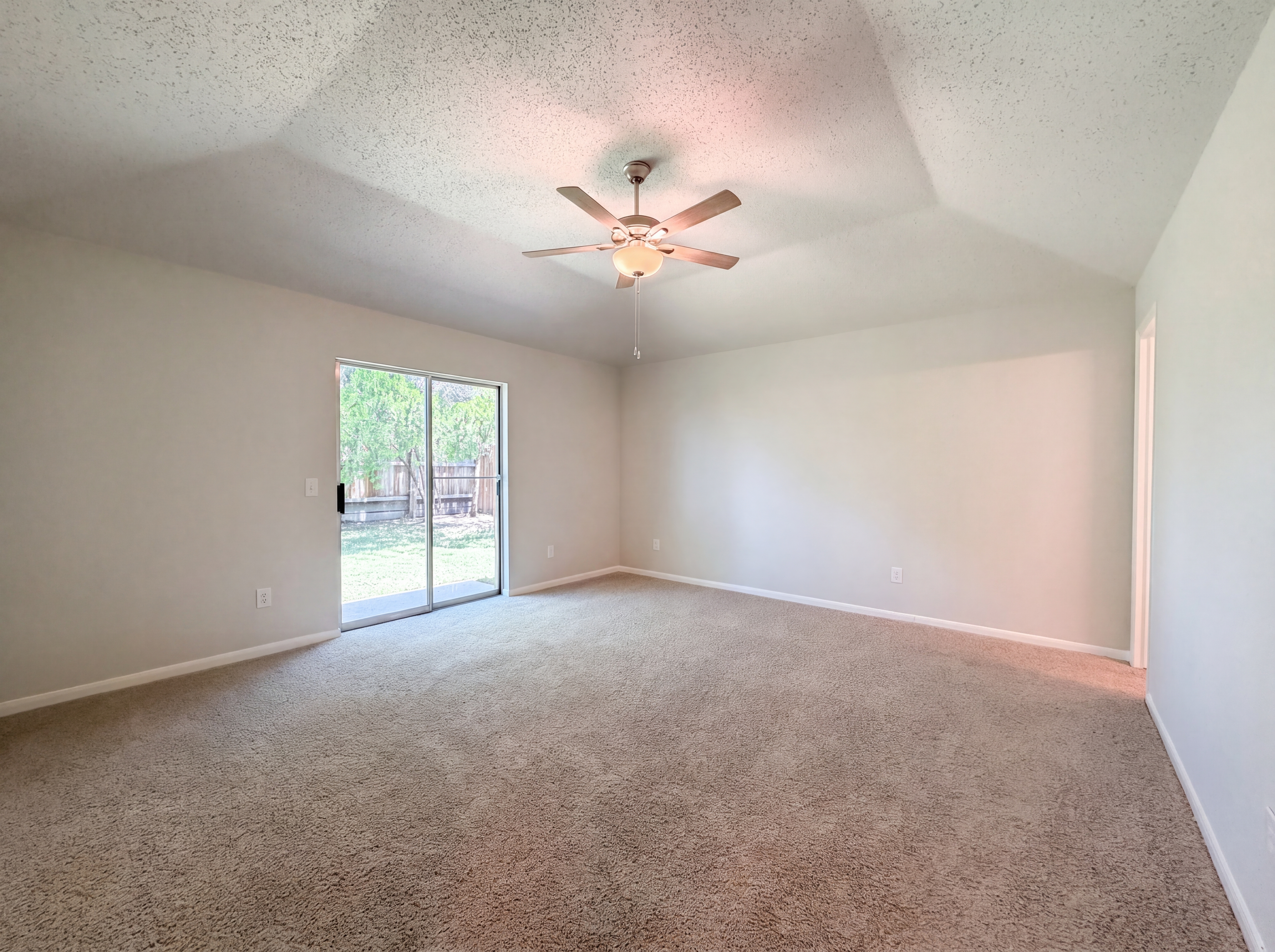 Photo 4 of 17 of 10422 Elk Point Ln, Houston, TX