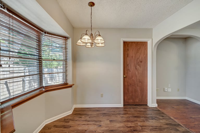 Photo 9 of 29 - 429 Kathy Dr, Desoto, TX 75115