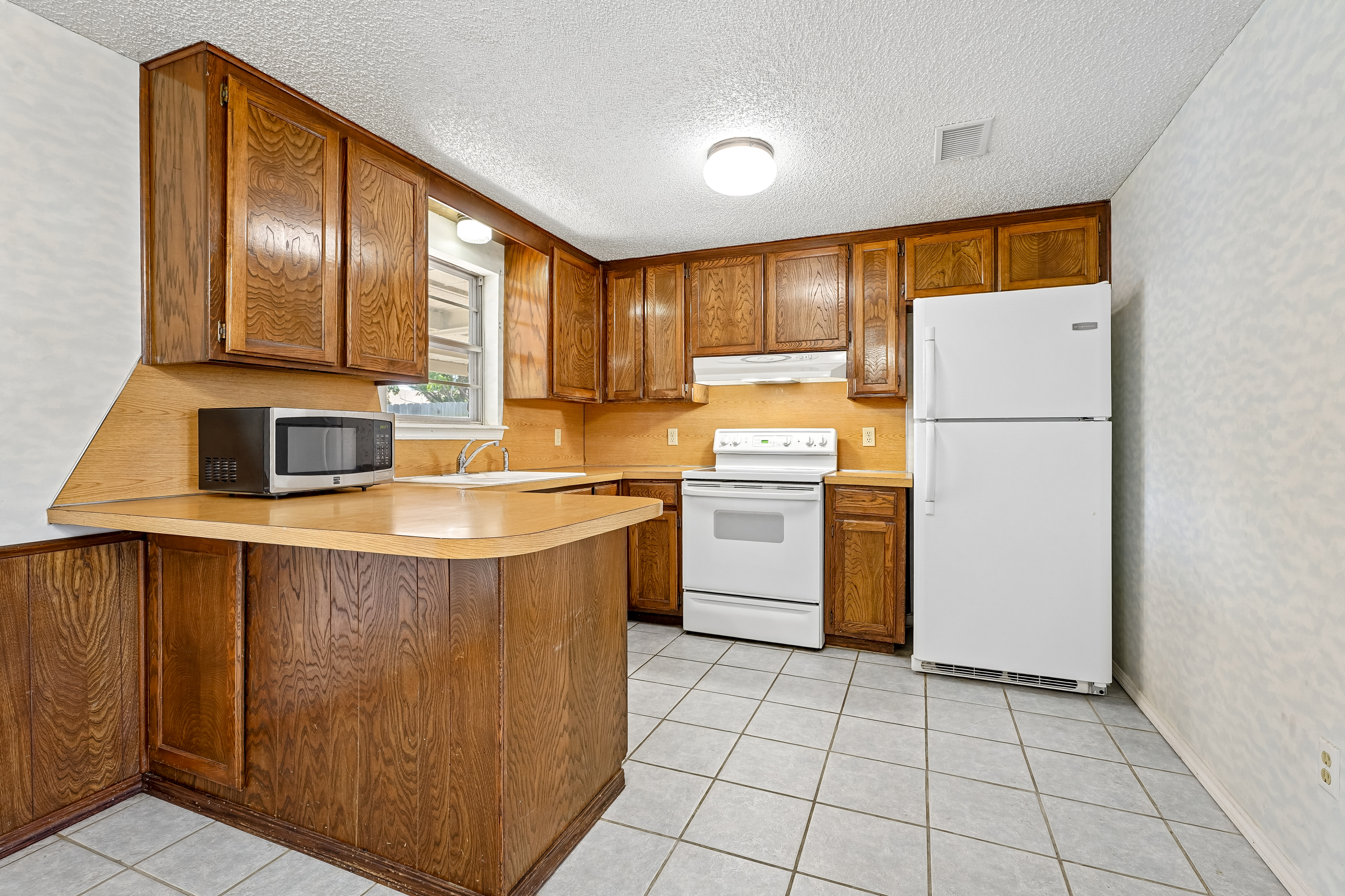 Photo 6 of 20 of 8404 S Brookline Ave, Oklahoma City, OK