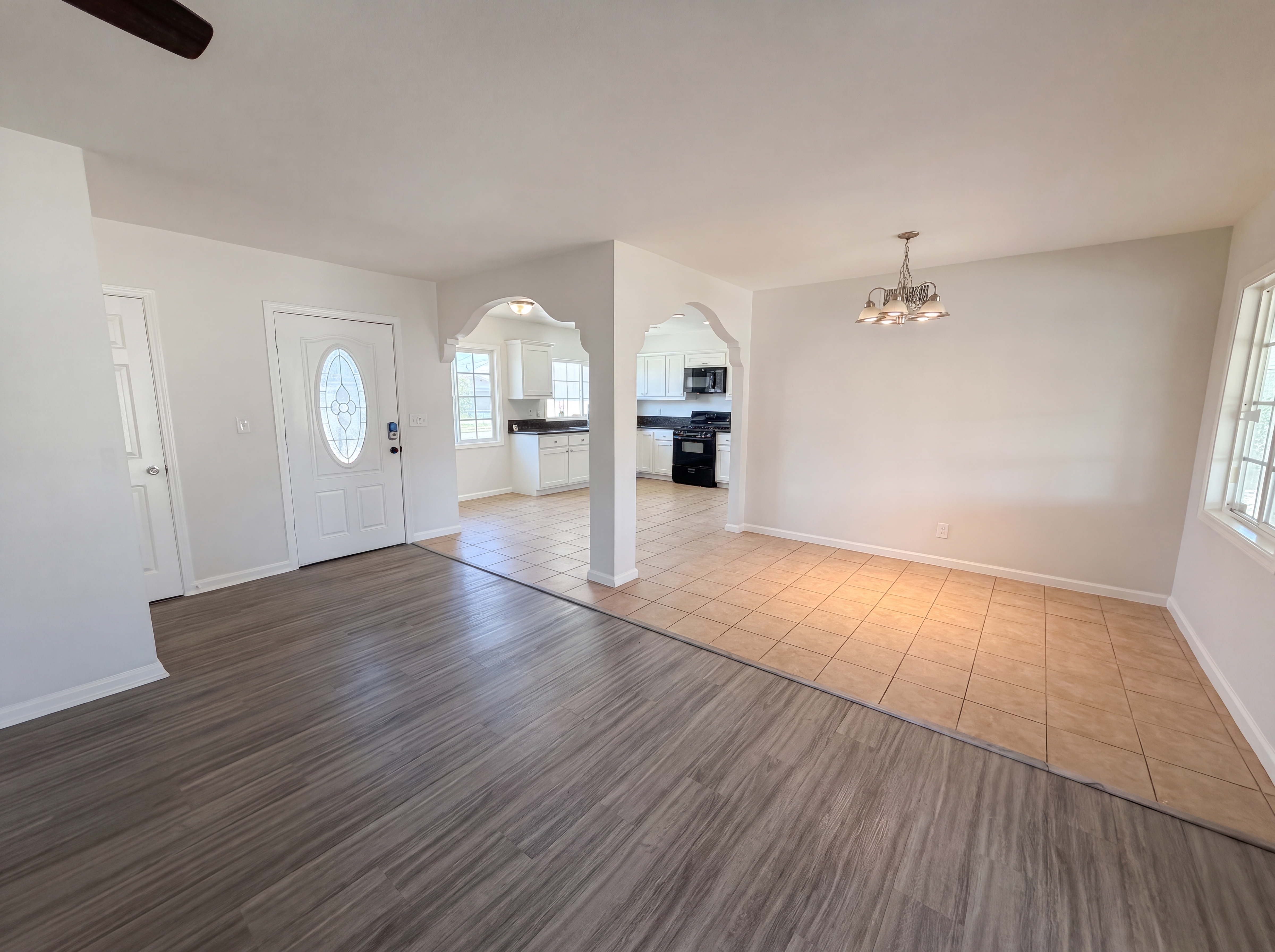 Photo 8 of 17 of 322 E Mariposa Dr, Rialto, CA