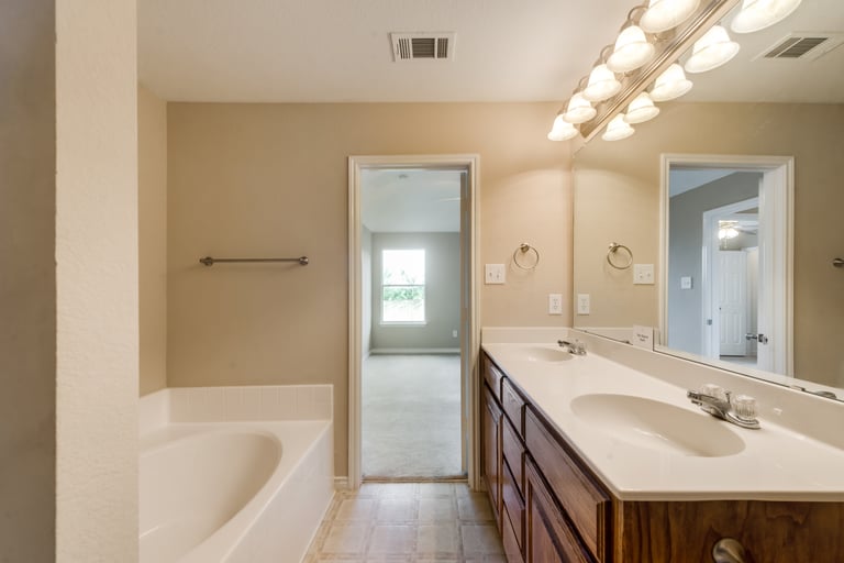 Photo 21 of 29 - 613 Rosario Ln, Haslet, TX 76052