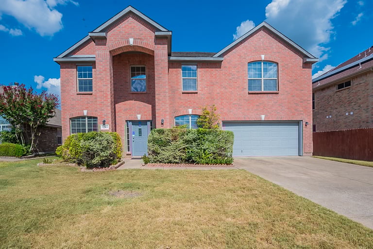 Photo 1 of 33 - 7715 Longbow Ln, Arlington, TX 76002