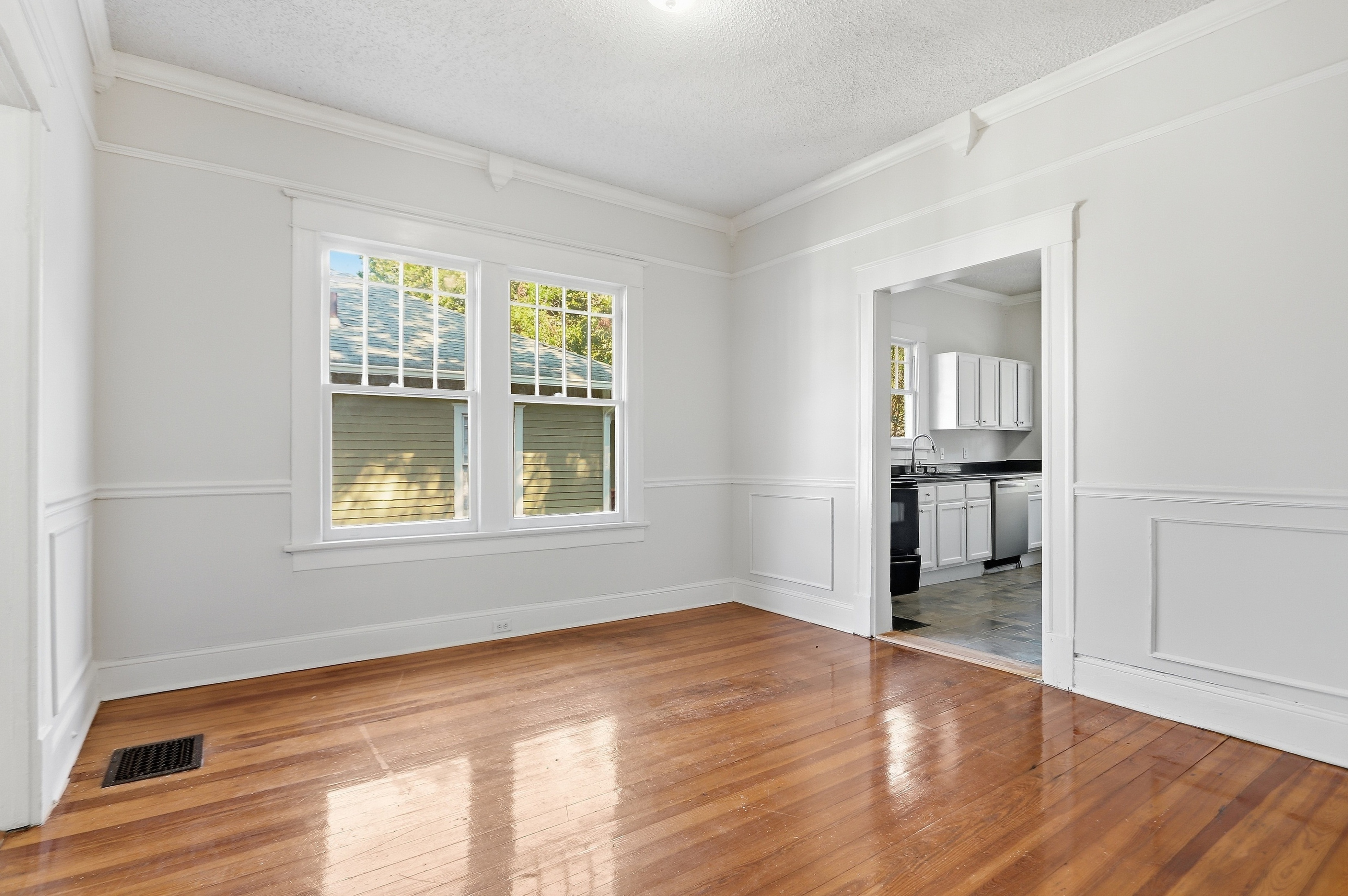 Photo 9 of 22 of 1470 Graham St SW, Atlanta, GA