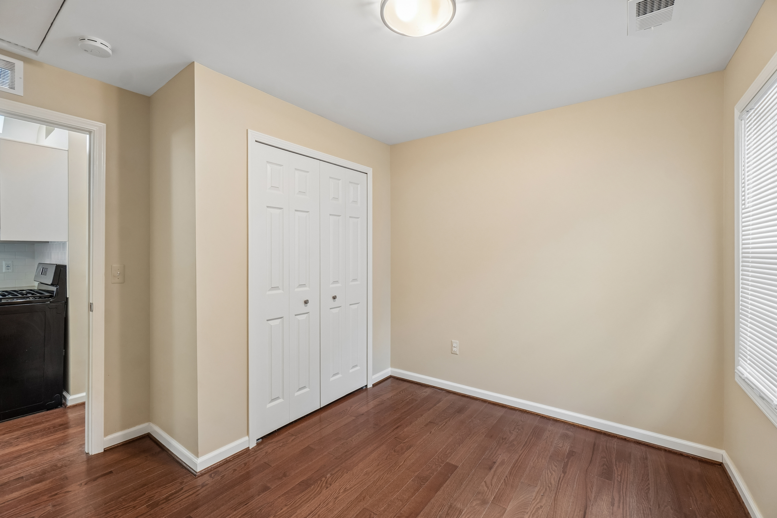 Photo 24 of 38 of 20919 Hollywood St, Harper Woods, MI
