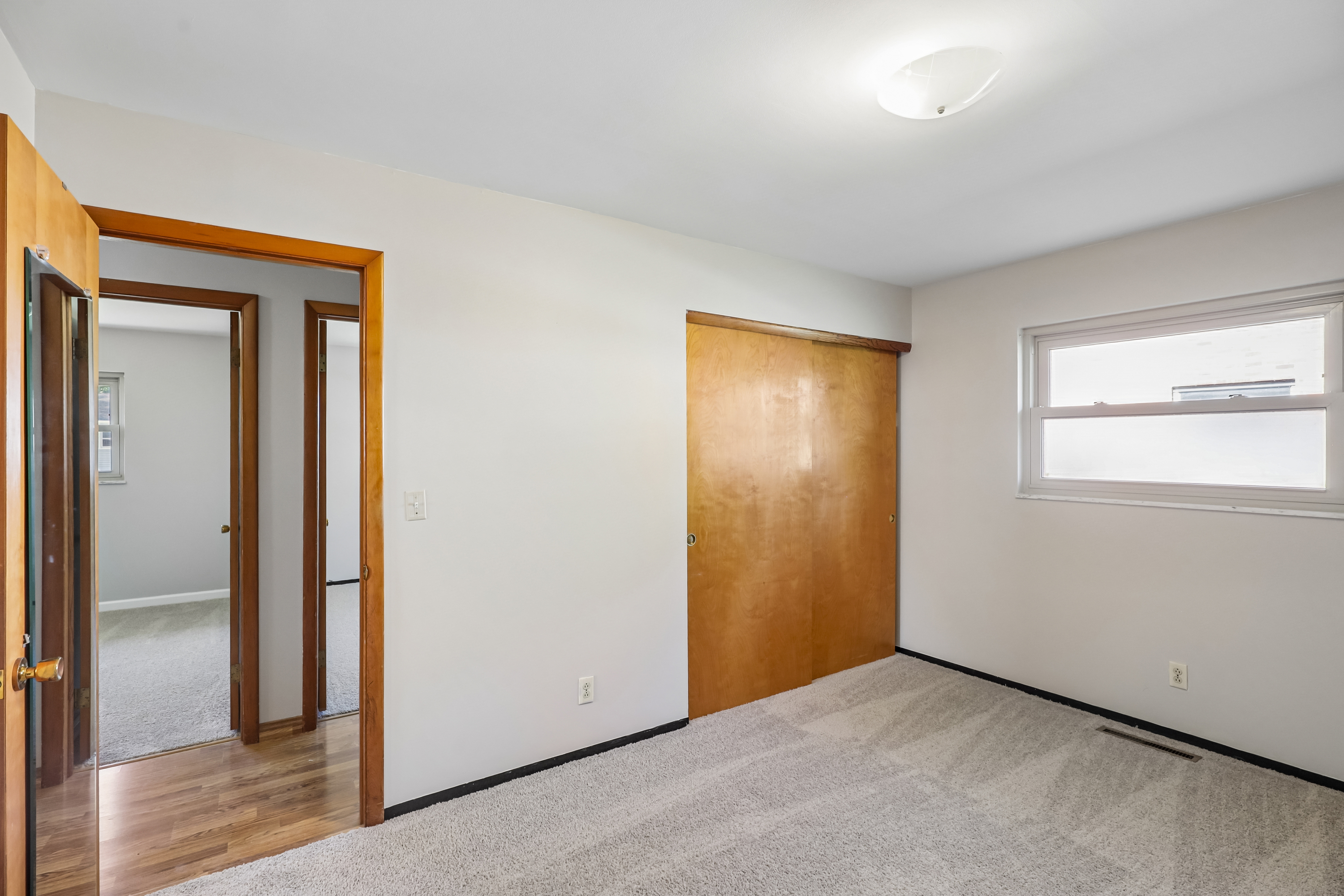 Photo 10 of 38 of 48 S Circle Dr, Germantown, OH