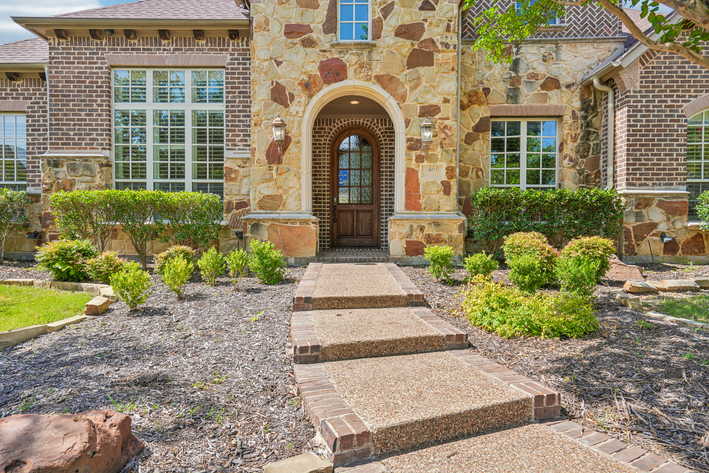 Photo 5 of 56 of 2800 Seven Shields Ln, Lewisville, TX