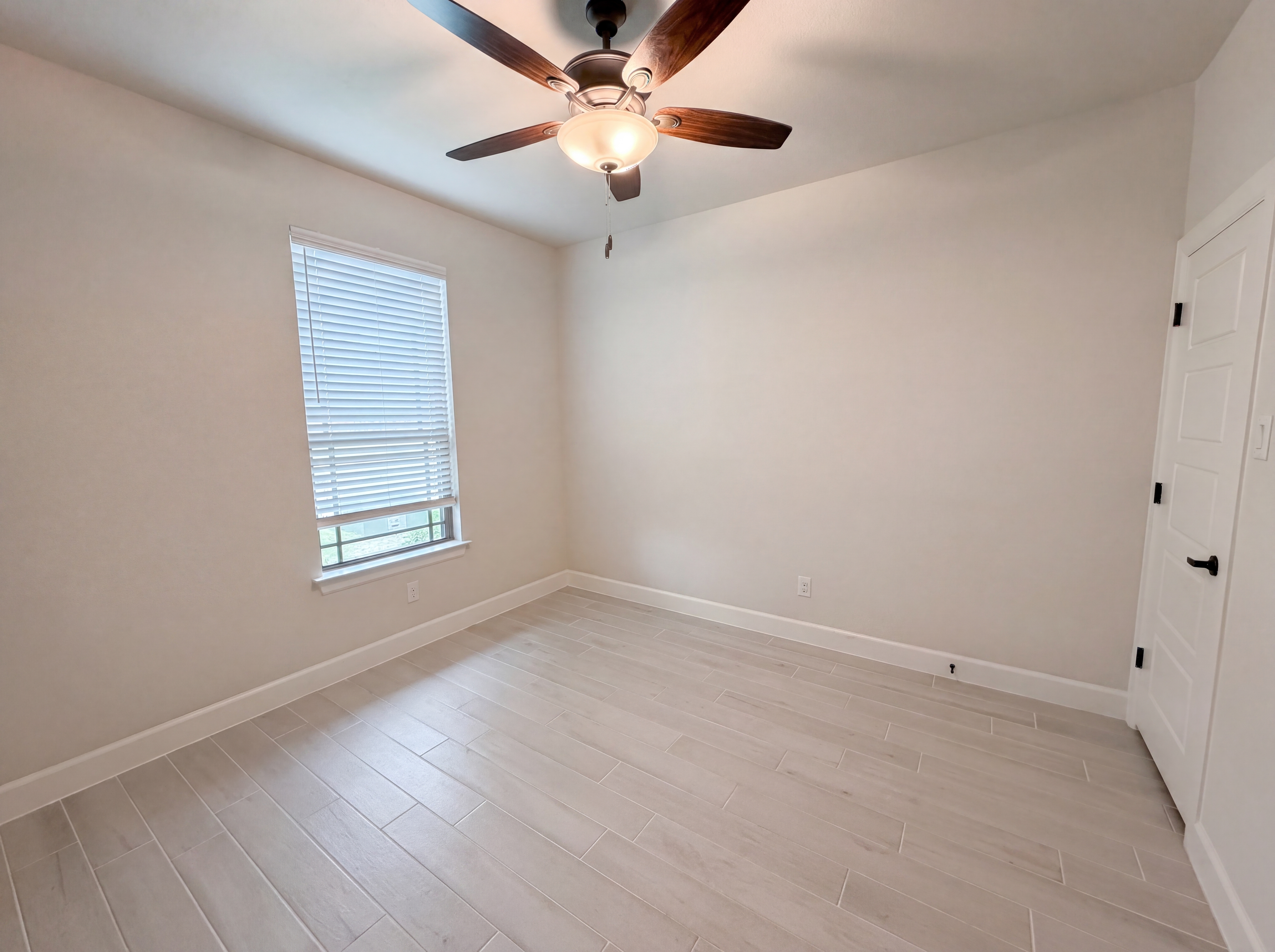 Photo 11 of 19 of 612 Wood Brook Ln, Burleson, TX