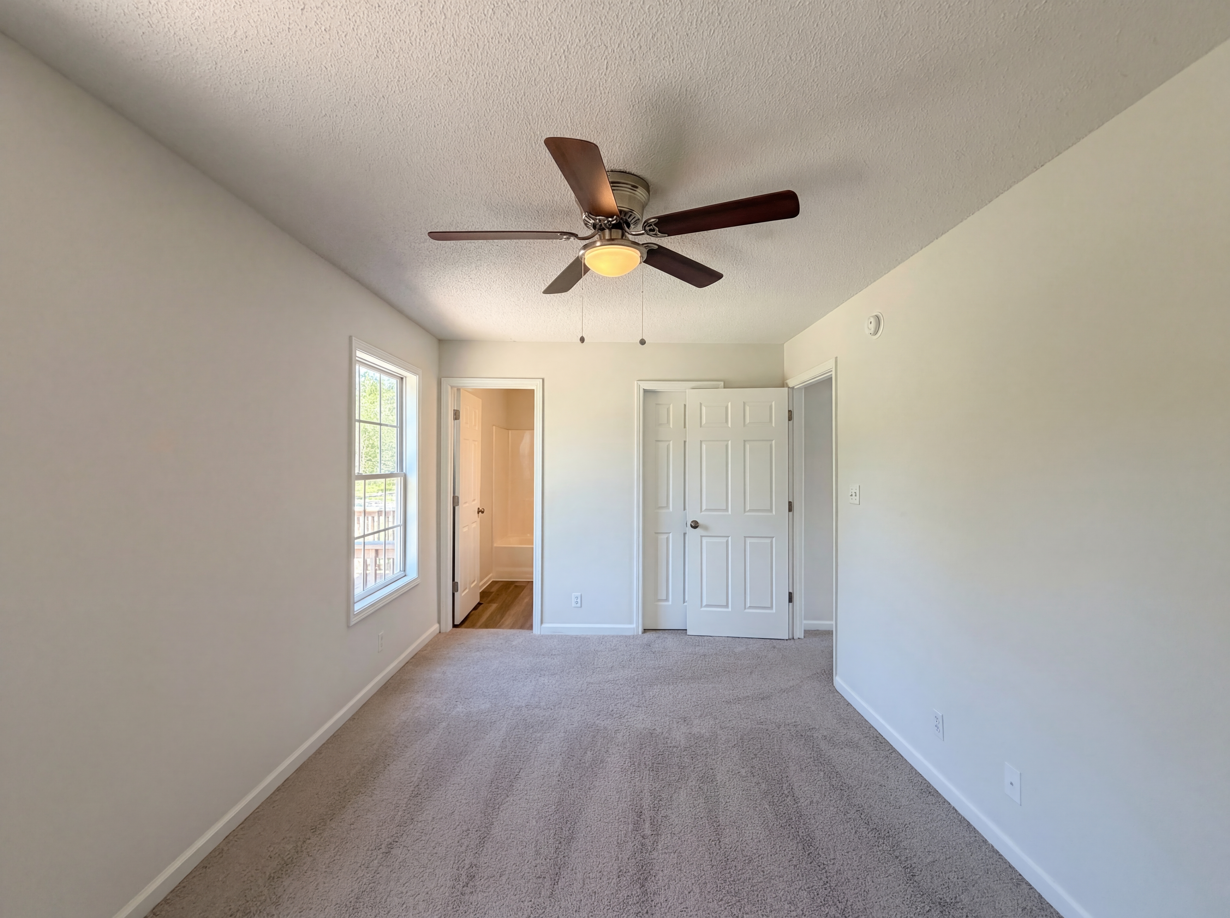 Photo 4 of 23 of 1666 Sparkleberry Dr, Clarksville, TN