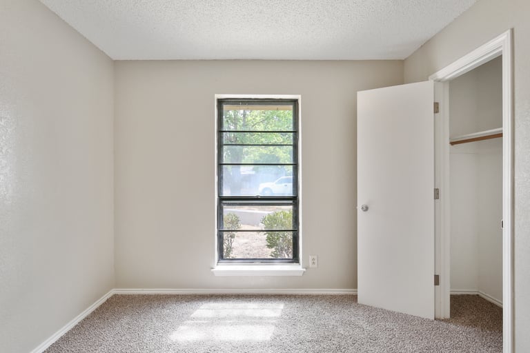 Photo 14 of 25 - 519 Easley St, Fort Worth, TX 76108