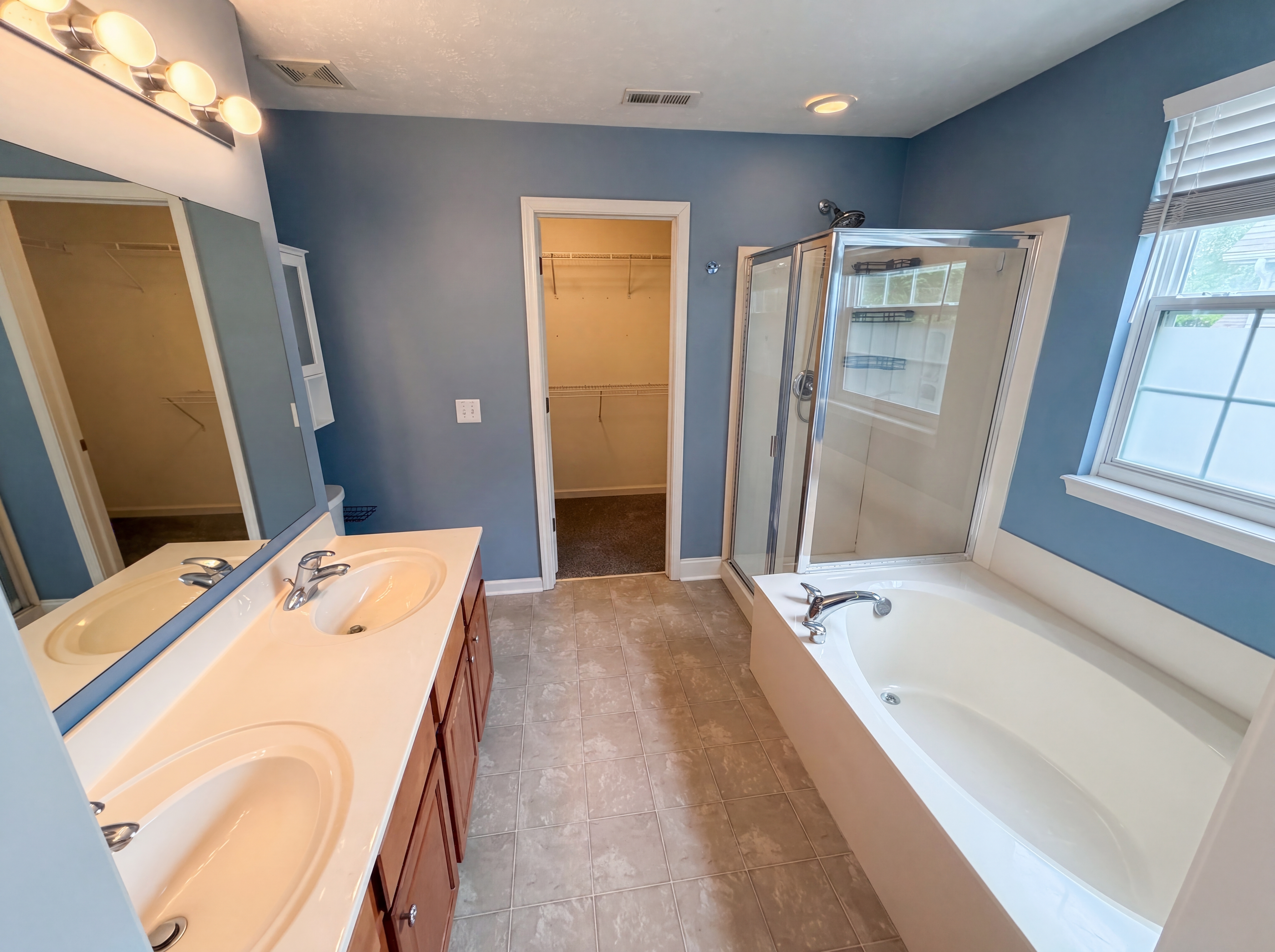 Photo 15 of 37 of 11871 Gatwick View Dr, Fishers, IN