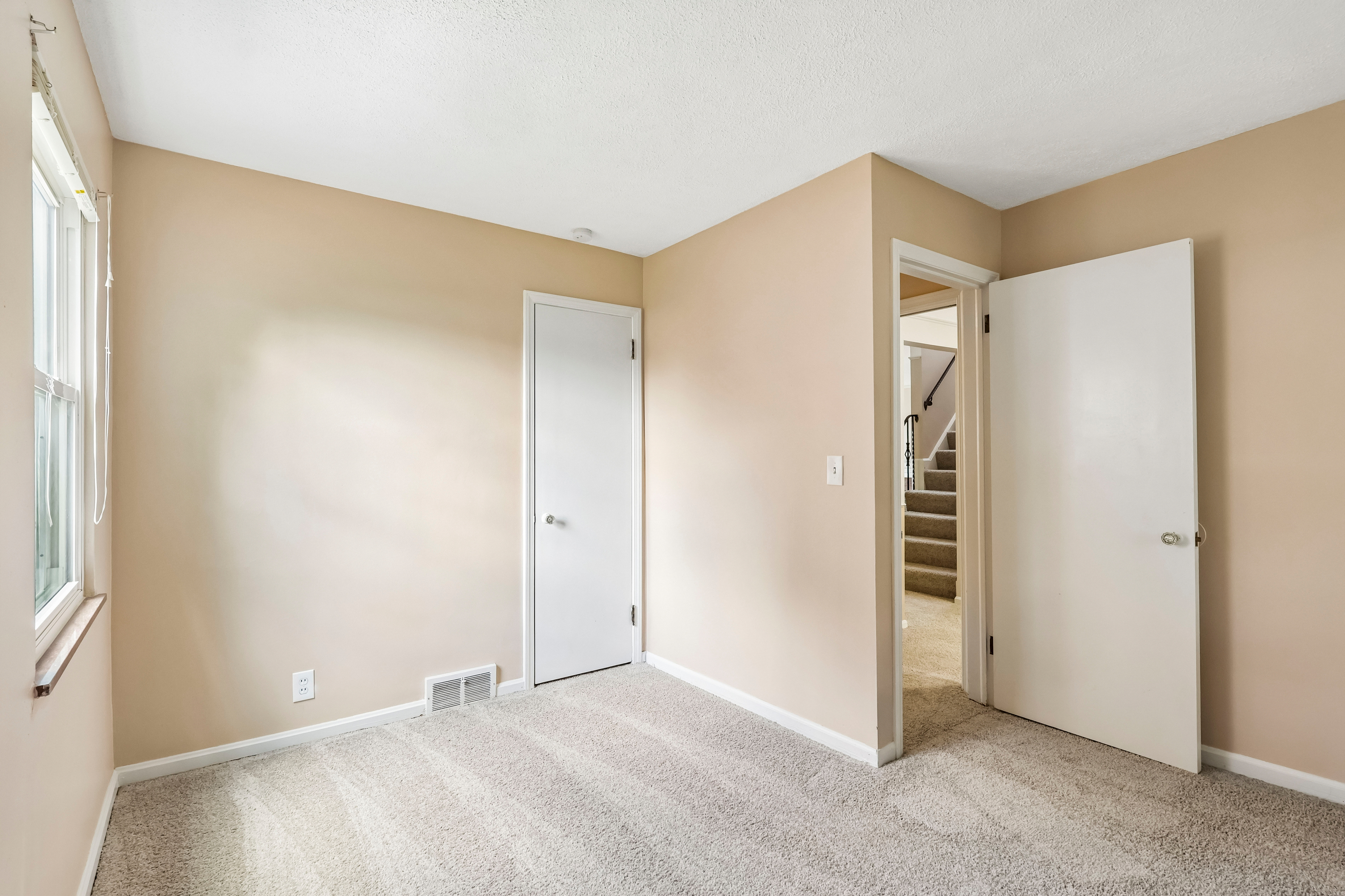 Photo 7 of 39 of 8223 Manorford Dr, Cleveland, OH