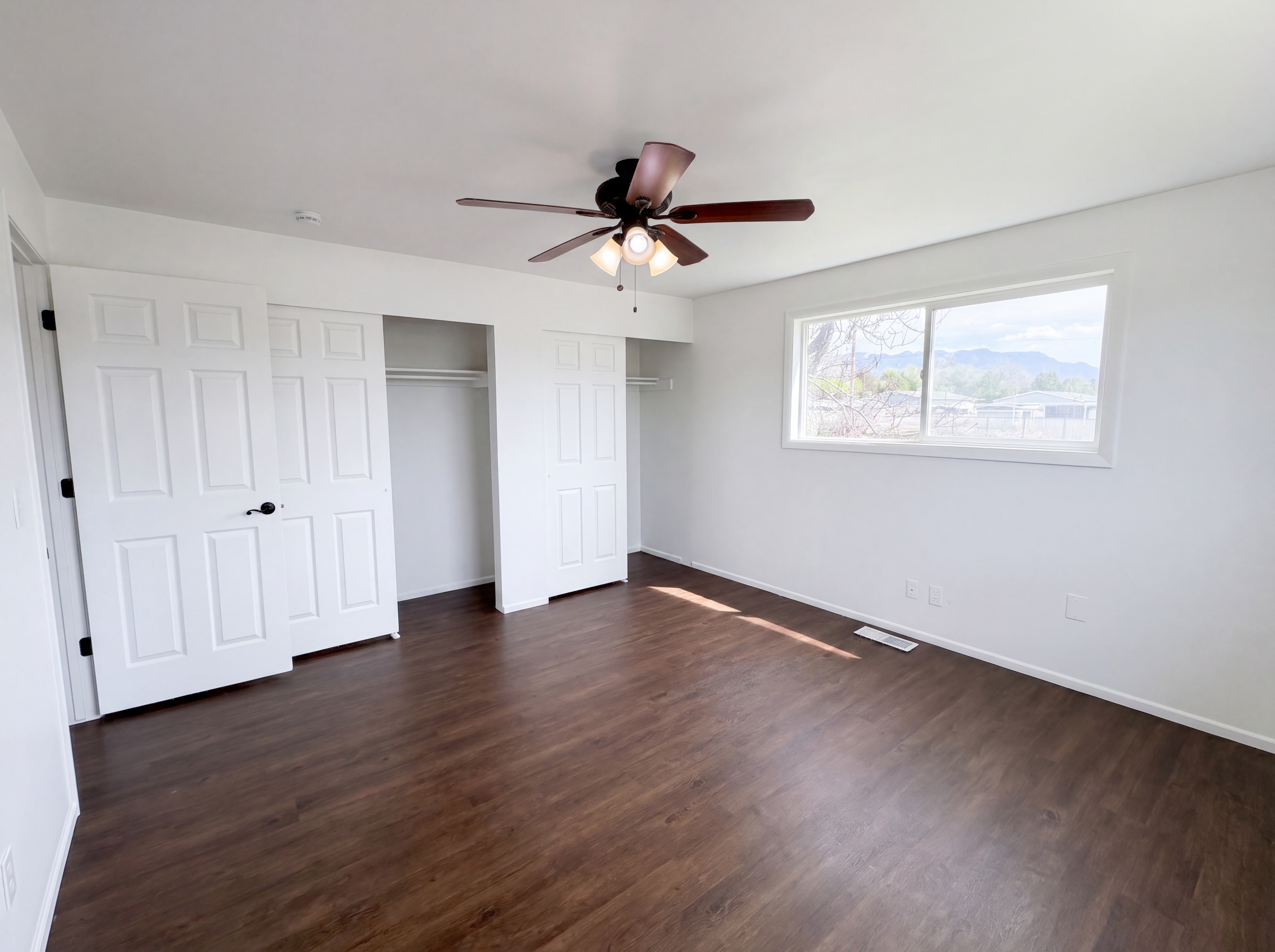 Photo 4 of 21 of 408 N 1500 W, Clinton, UT