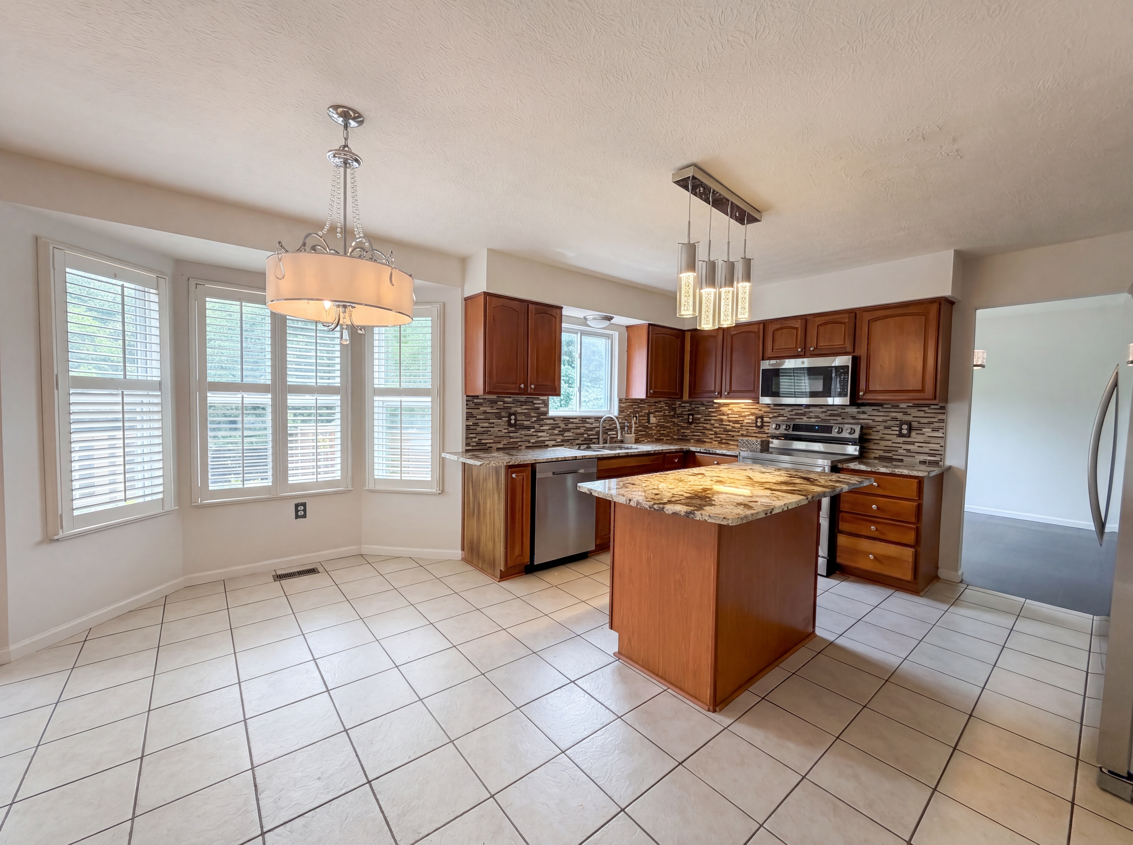 Photo 11 of 44 of 7966 Lazelle Woods Dr, Westerville, OH