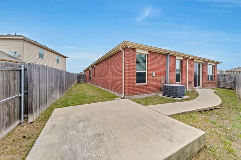 Photo 5 of 26 - 8737 Stone Valley Dr, Fort Worth, TX 76244