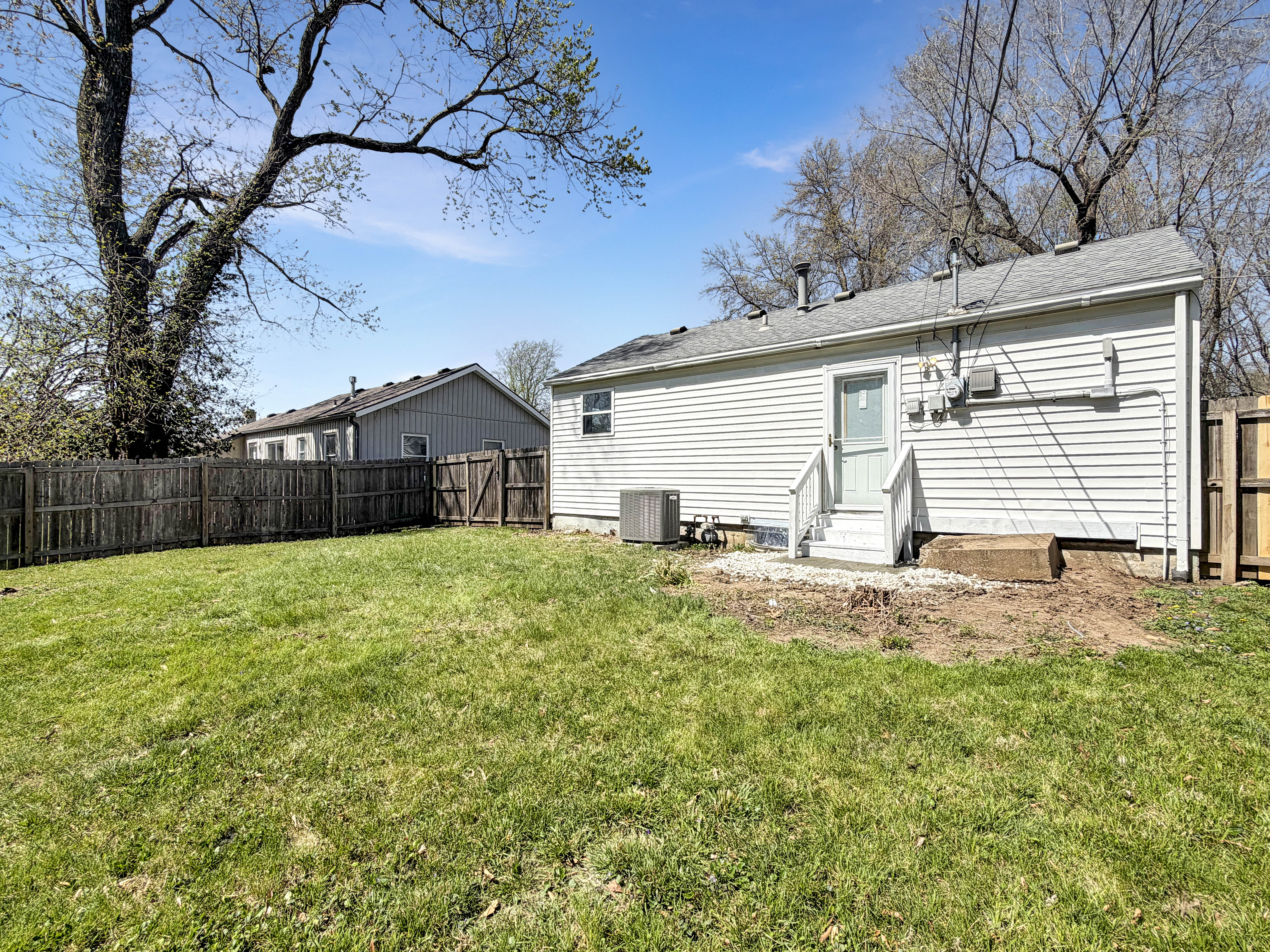 Photo 5 of 14 of 1005 NE 44th St, Kansas City, MO