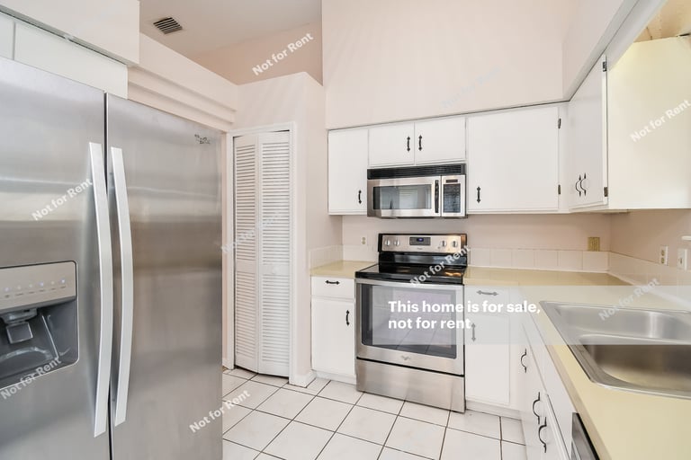 Photo 14 of 27 - 6736 Newgate Cir E, Jacksonville, FL 32244