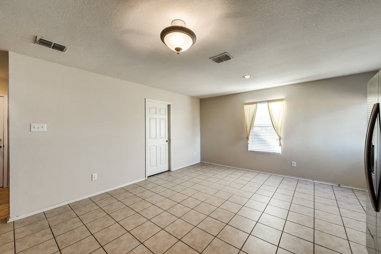 Photo 16 of 27 - 1401 Waterford Dr, Little Elm, TX 75068