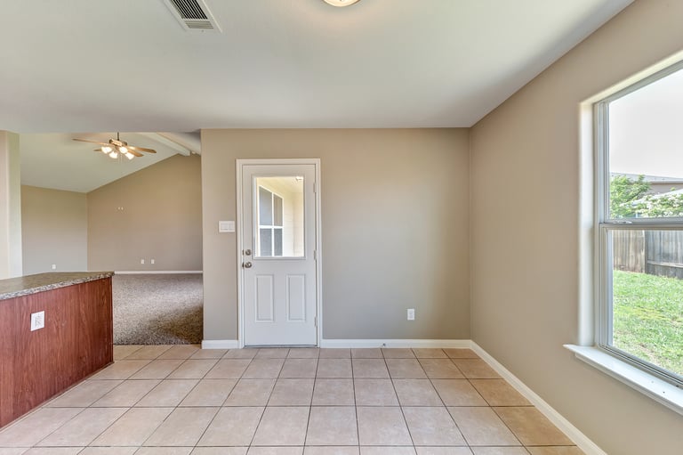 Photo 9 of 22 - 516 Noble Grove Ln, Fort Worth, TX 76140