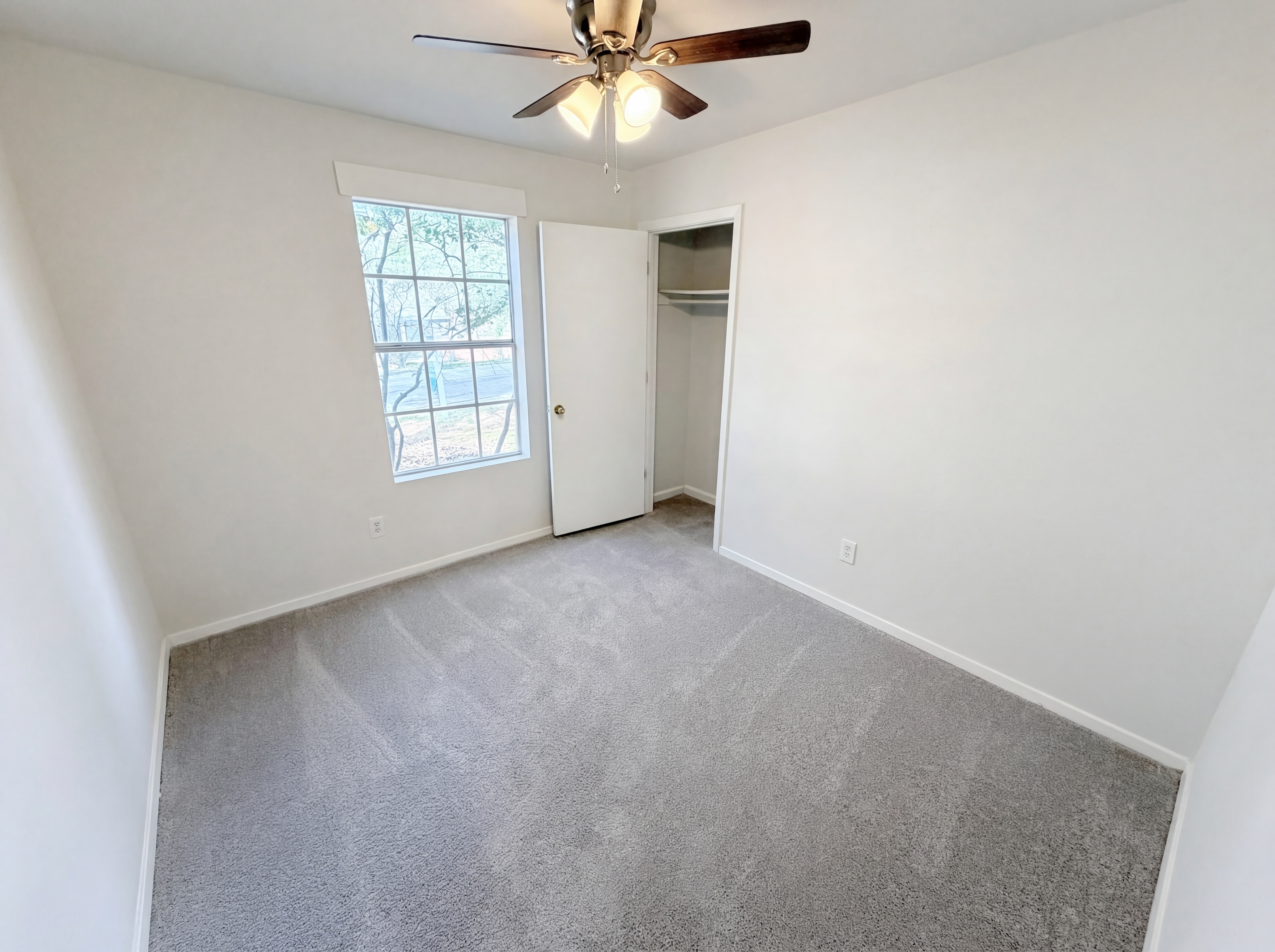 Photo 6 of 31 of 4727 Garden Hills Dr, Stone Mountain, GA